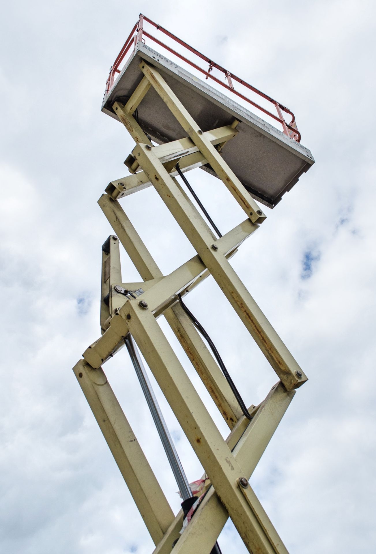 JLG 2630 ES battery electric scissor lift Year: 2014 S/N: 237301 Recorded Hours: 251 A636977 - Image 6 of 10