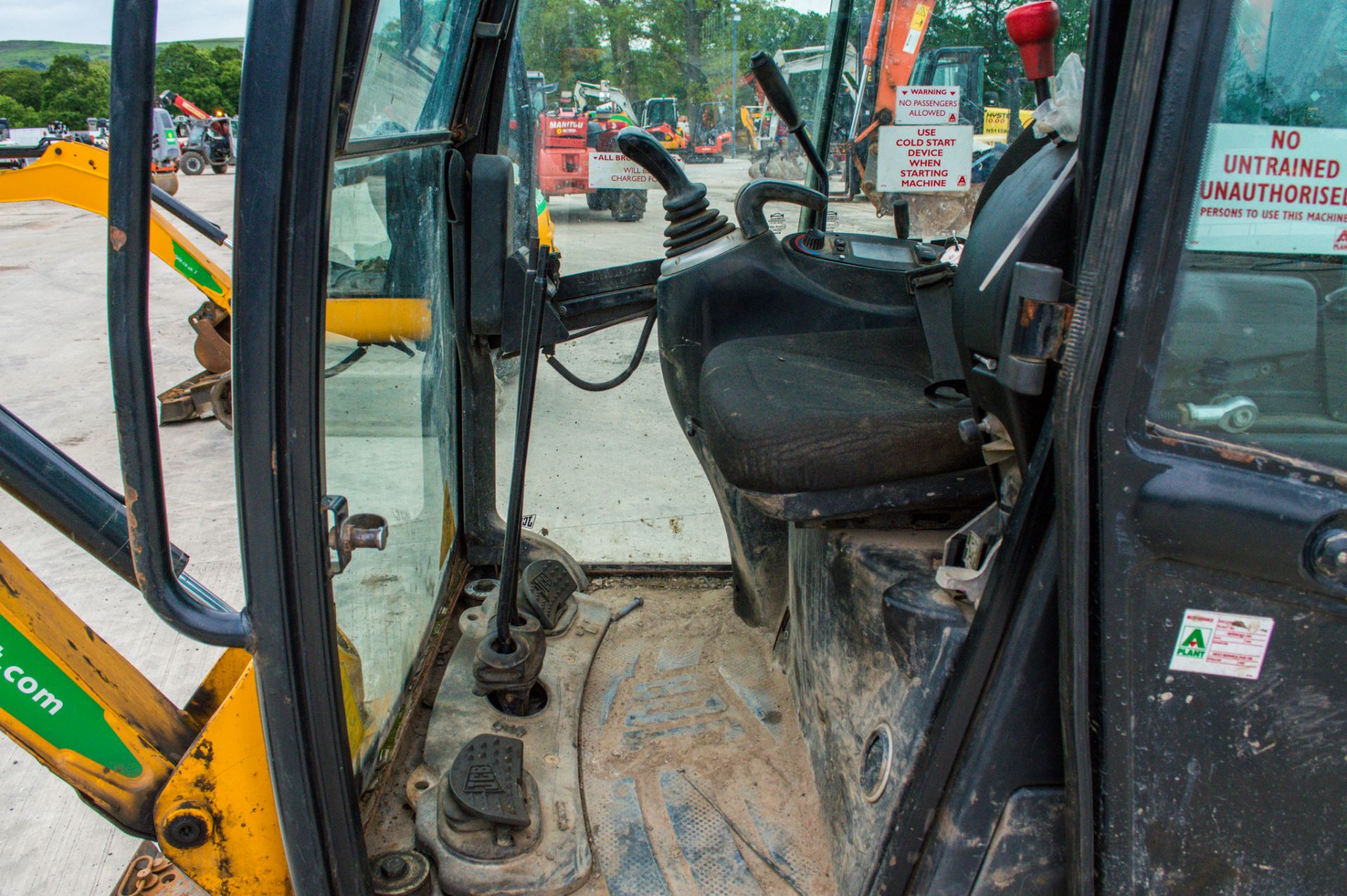 JCB 8018 CTS 1.8 tonne rubber tracked mini excavator Year: 2017 S/N: 583517 Recorded Hours: 3107 - Image 19 of 20