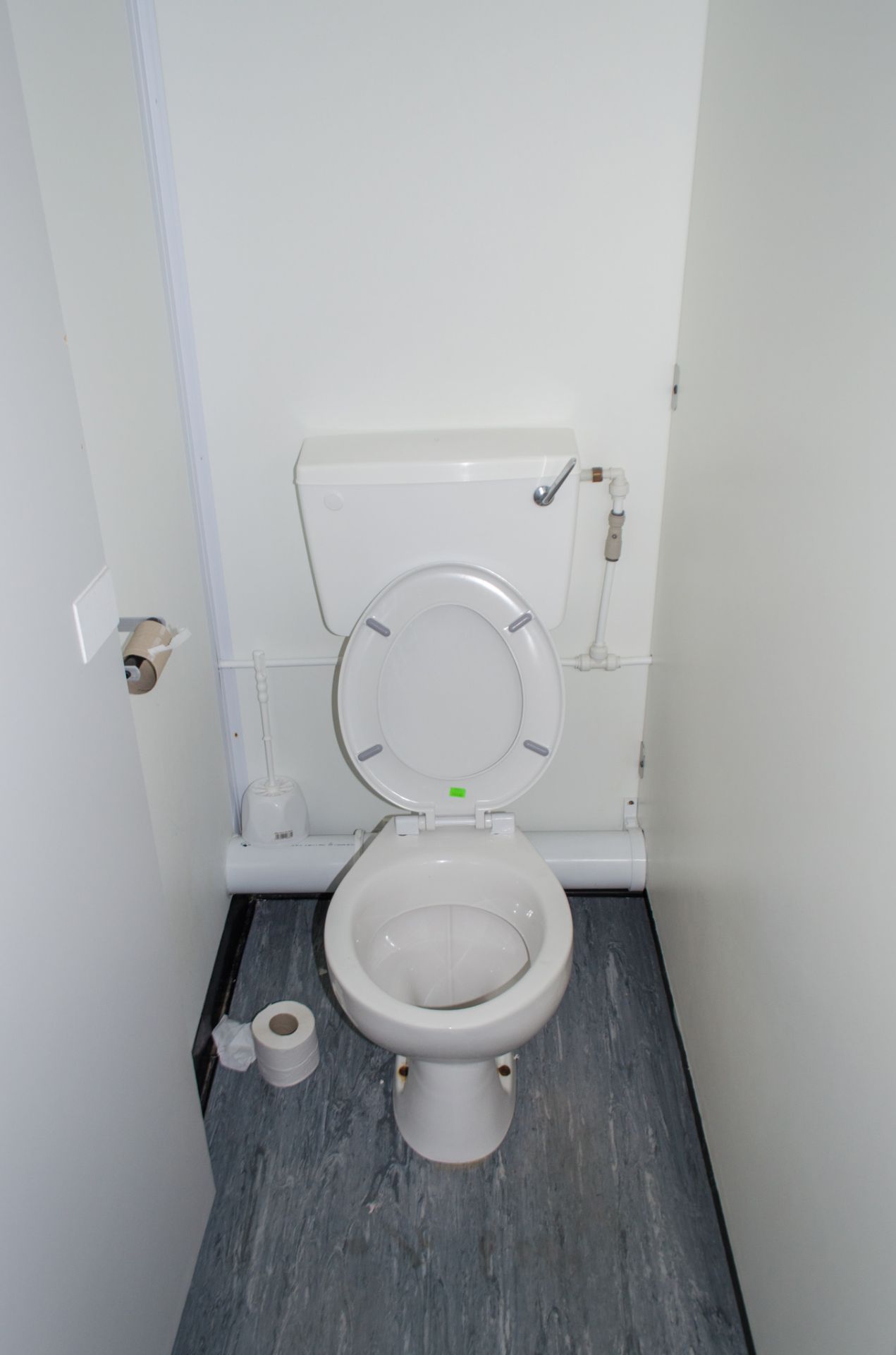 21 ft x 9 ft steel 4 + 1 toilet site unit Comprising of: Gents toilet (4 - cubicles, 4 - urinals & 4 - Image 5 of 10