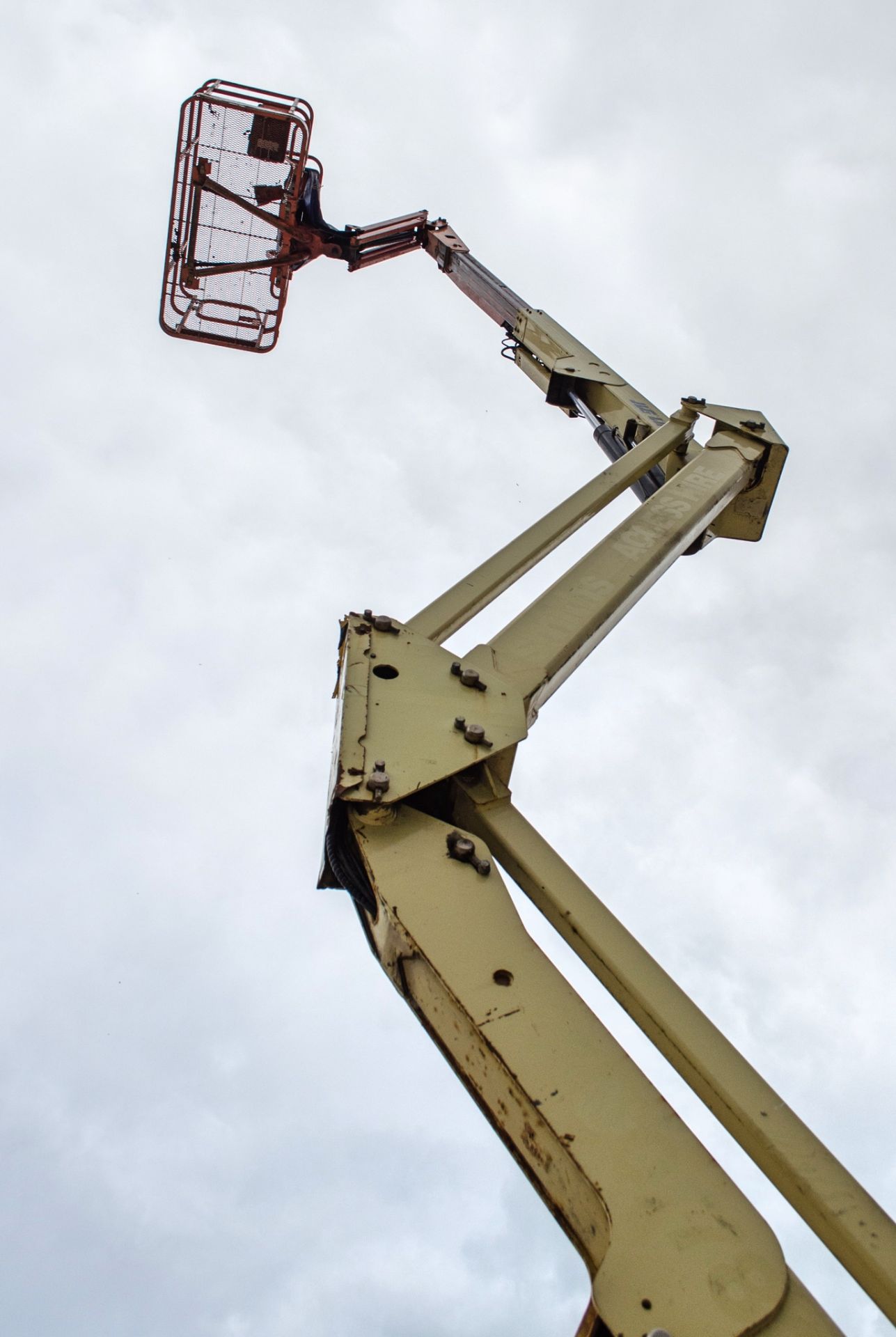 JLG 450 AJ diesel articulated boom access platform Year: 2007 S/N: 1300002963 Recorded Hours: 3467 - Image 12 of 16