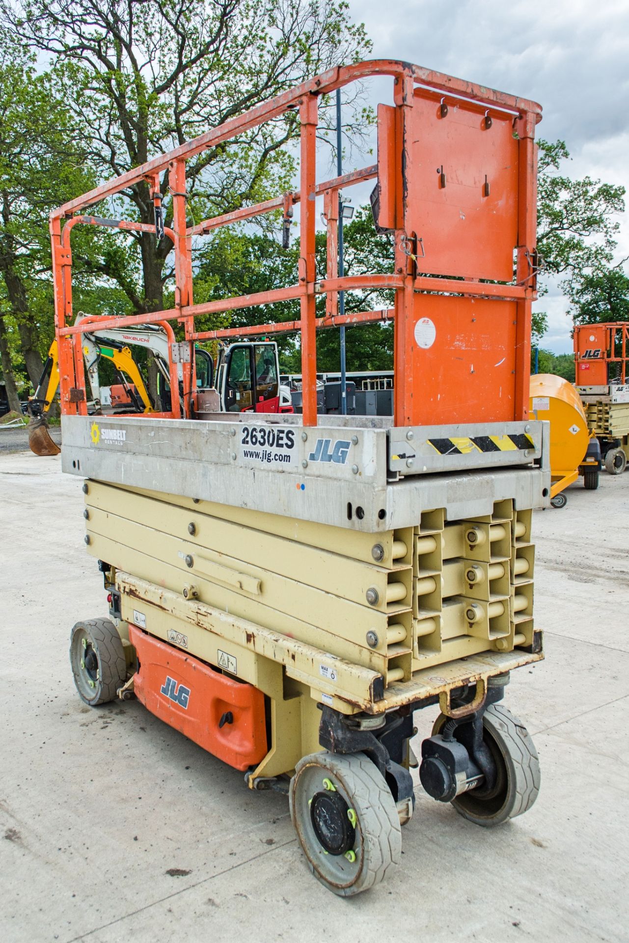 JLG 2630 ES battery electric scissor lift Year: 2014 S/N: 16932 Recorded Hours: 343 A636989 - Image 2 of 10