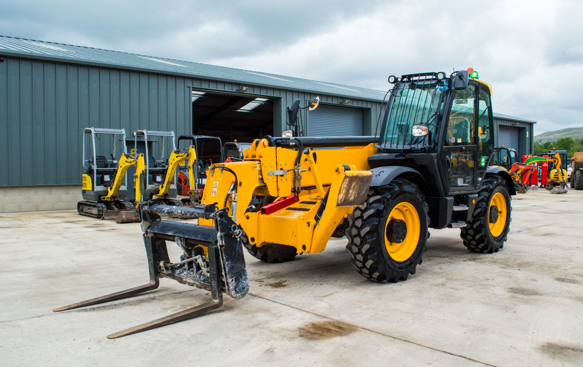 JCB 540-140 Hi-Viz 14 metre telescopic handler  Year: 2017 S/N: 2570141 Recorded Hours: 706 c/w sway