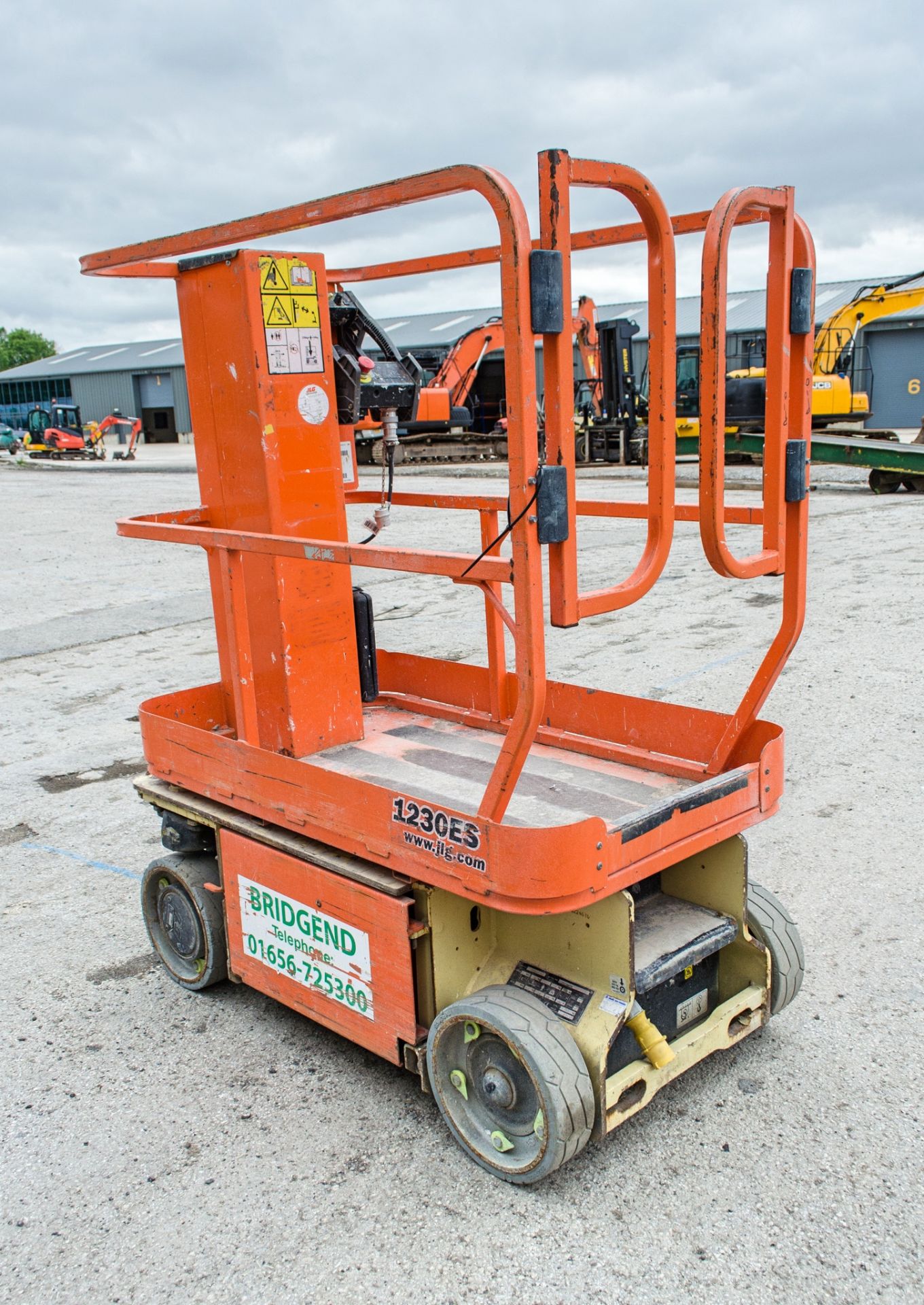 JLG 1230 ES battery electric vertical mast access platform Year: 2014 S/N: 22467 Recorded Hours: 395 - Image 2 of 10