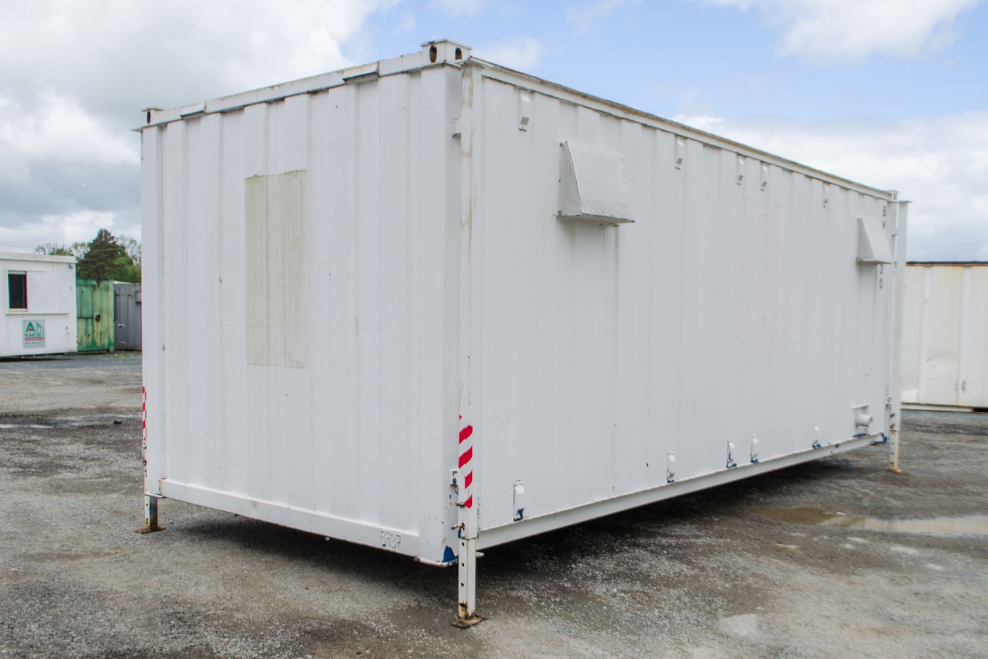 21 ft x 9 ft steel 4 + 1 toilet site unit Comprising of: Gents toilet (4 - cubicles, 4 - urinals & 4 - Image 4 of 10