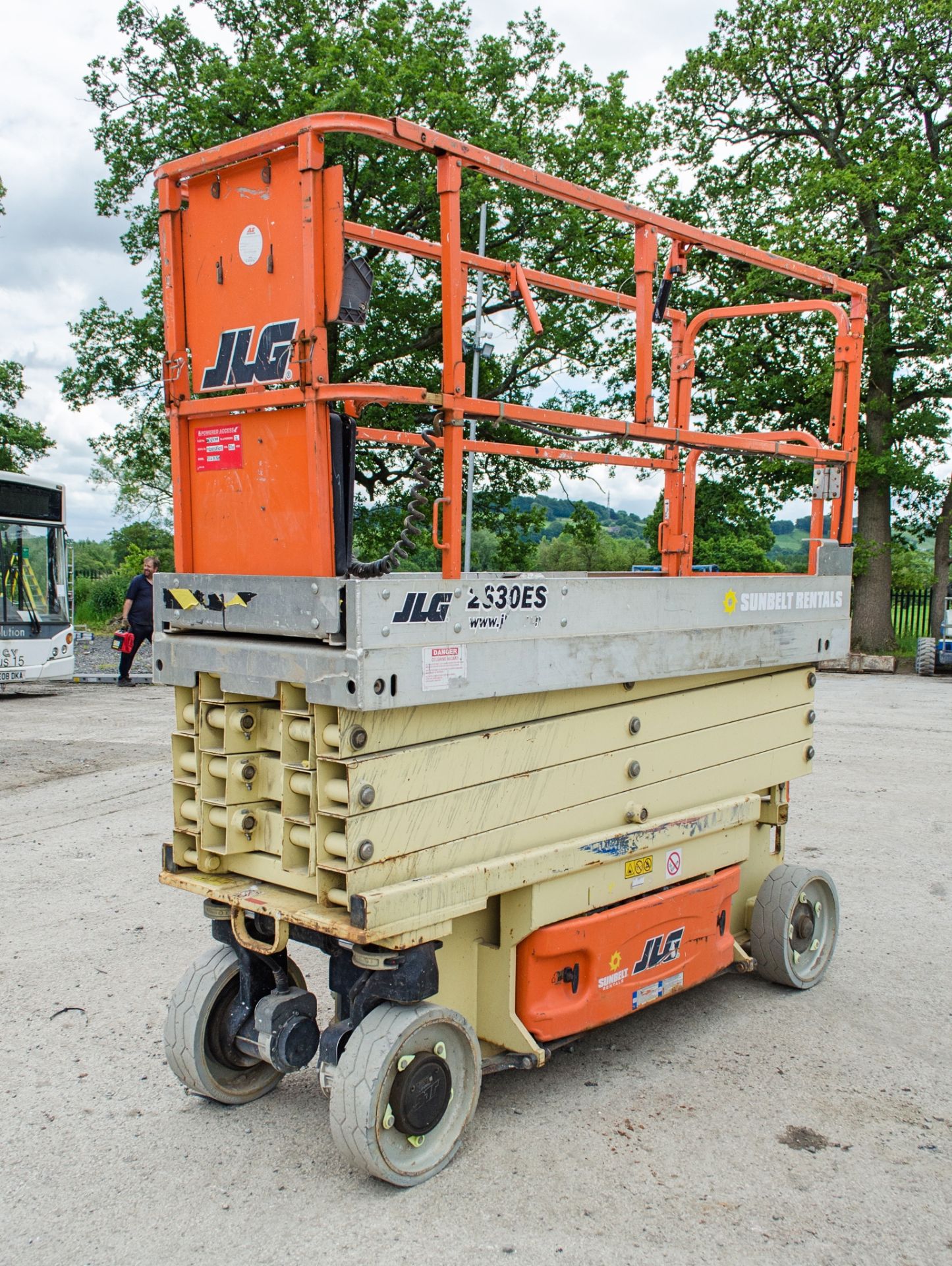 JLG 2630 ES battery electric scissor lift Year: 2014 S/N: 237301 Recorded Hours: 251 A636977