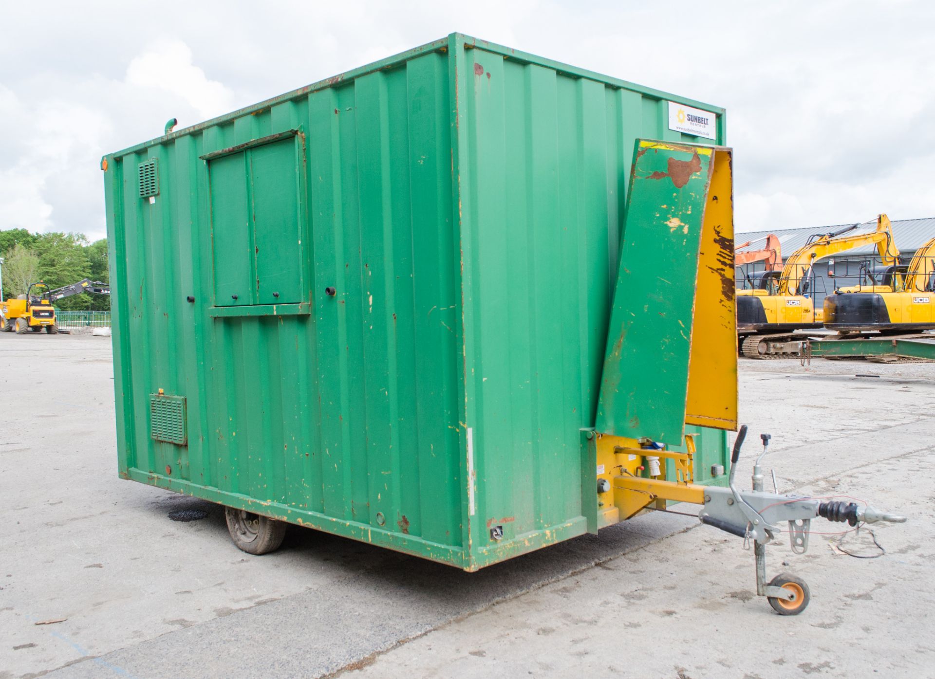 Groundhog 12 ft x 8 ft mobile welfare site unit Comprising of: canteen area, toilet & generator room - Image 2 of 9