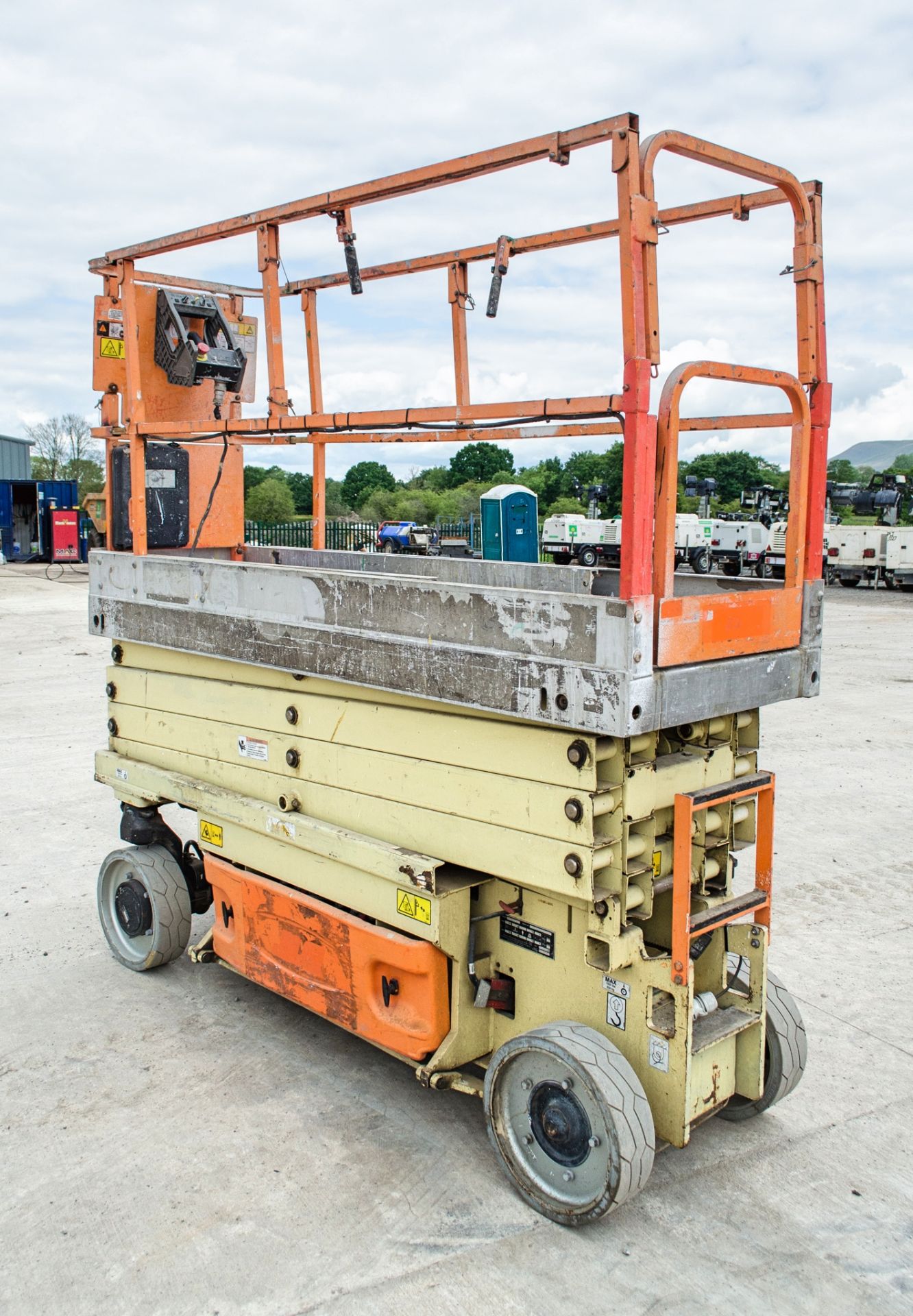 JLG 2630 ES battery electric scissor lift Year: 2006 S/N: 10681 Recorded Hours: 456 HYP066 - Image 3 of 10