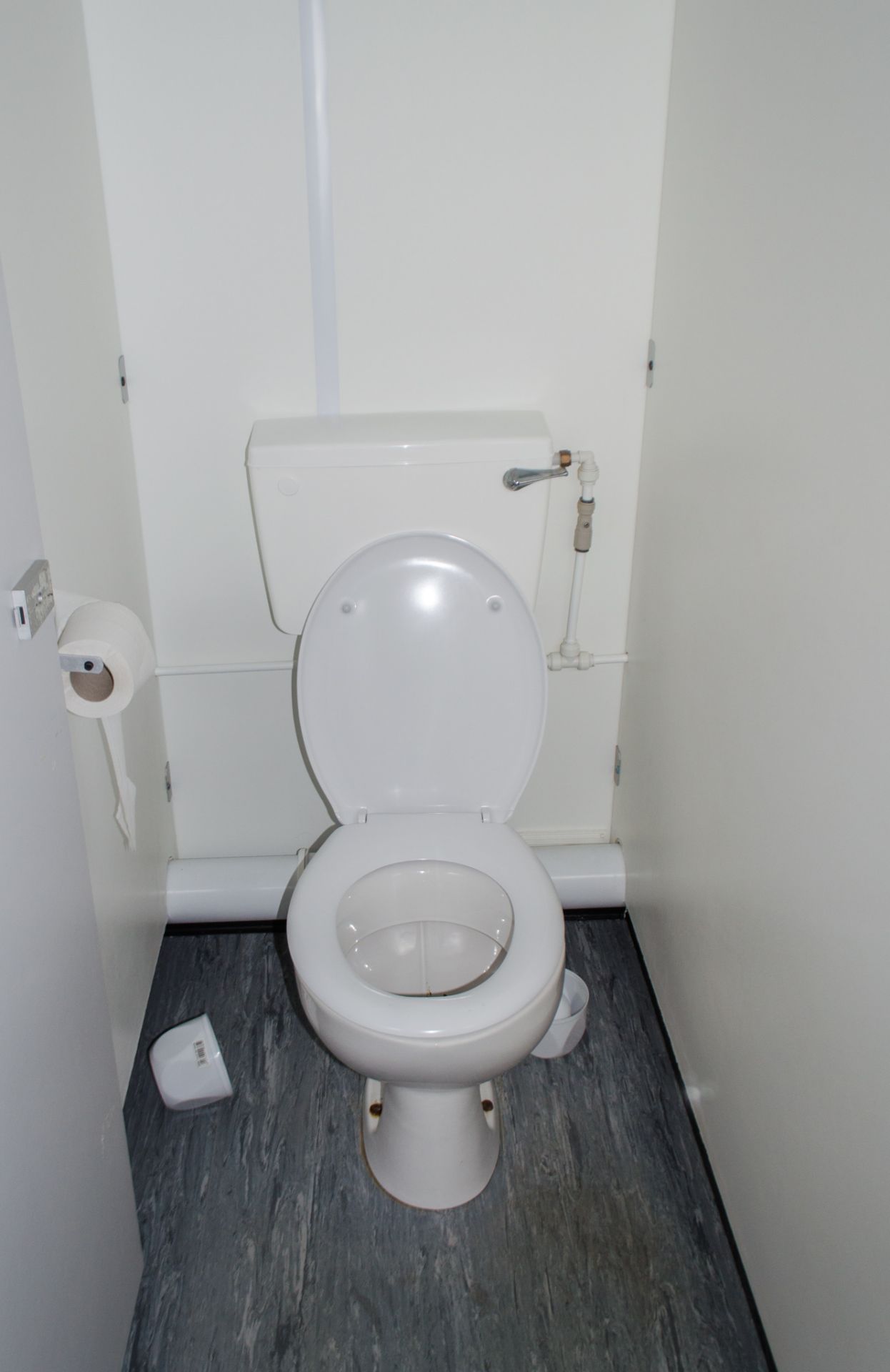 21 ft x 9 ft steel 4 + 1 toilet site unit Comprising of: Gents toilet (4 - cubicles, 4 - urinals & 4 - Image 6 of 10