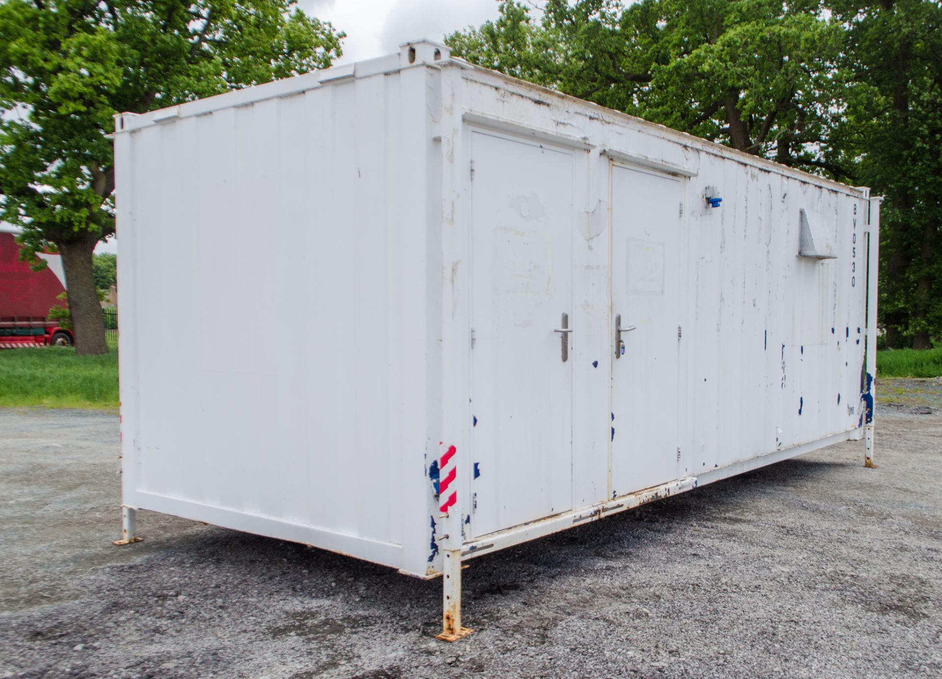 21 ft x 9 ft steel 4 + 1 toilet site unit Comprising of: Gents toilet (4 - cubicles, 4 - urinals & 4 - Image 2 of 10