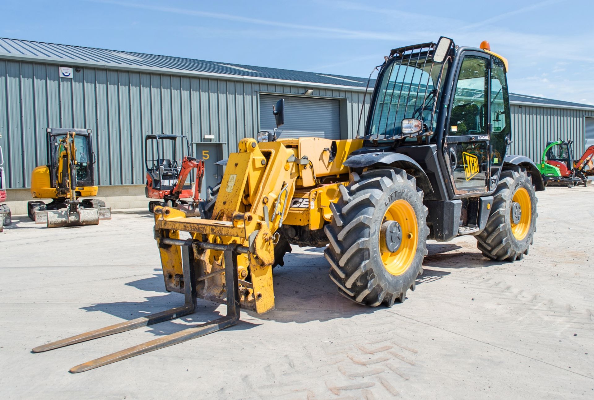 JCB 531-70 7 metre telescopic handler Year: 2012 S/N: 2144865 Recorded Hours: 3257 c/w air