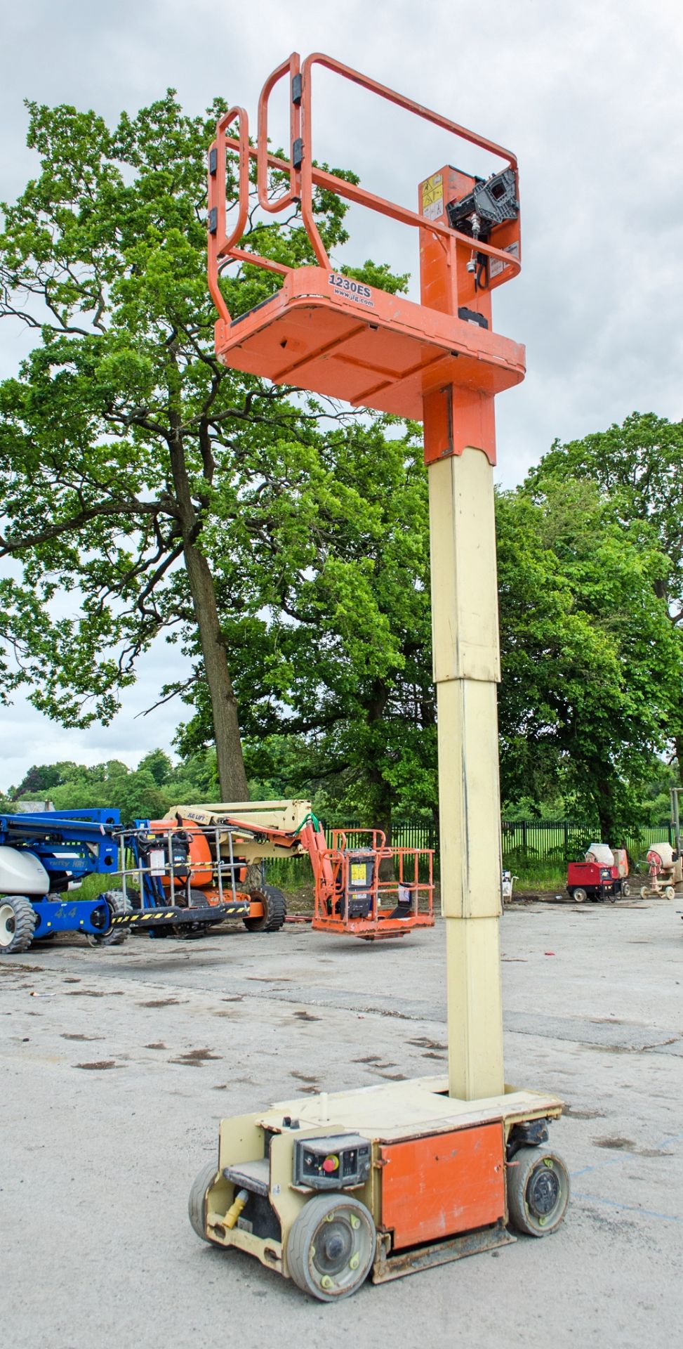 JLG 1230 ES battery electric vertical mast access platform Year: 2014 S/N: 22467 Recorded Hours: 395 - Image 5 of 10