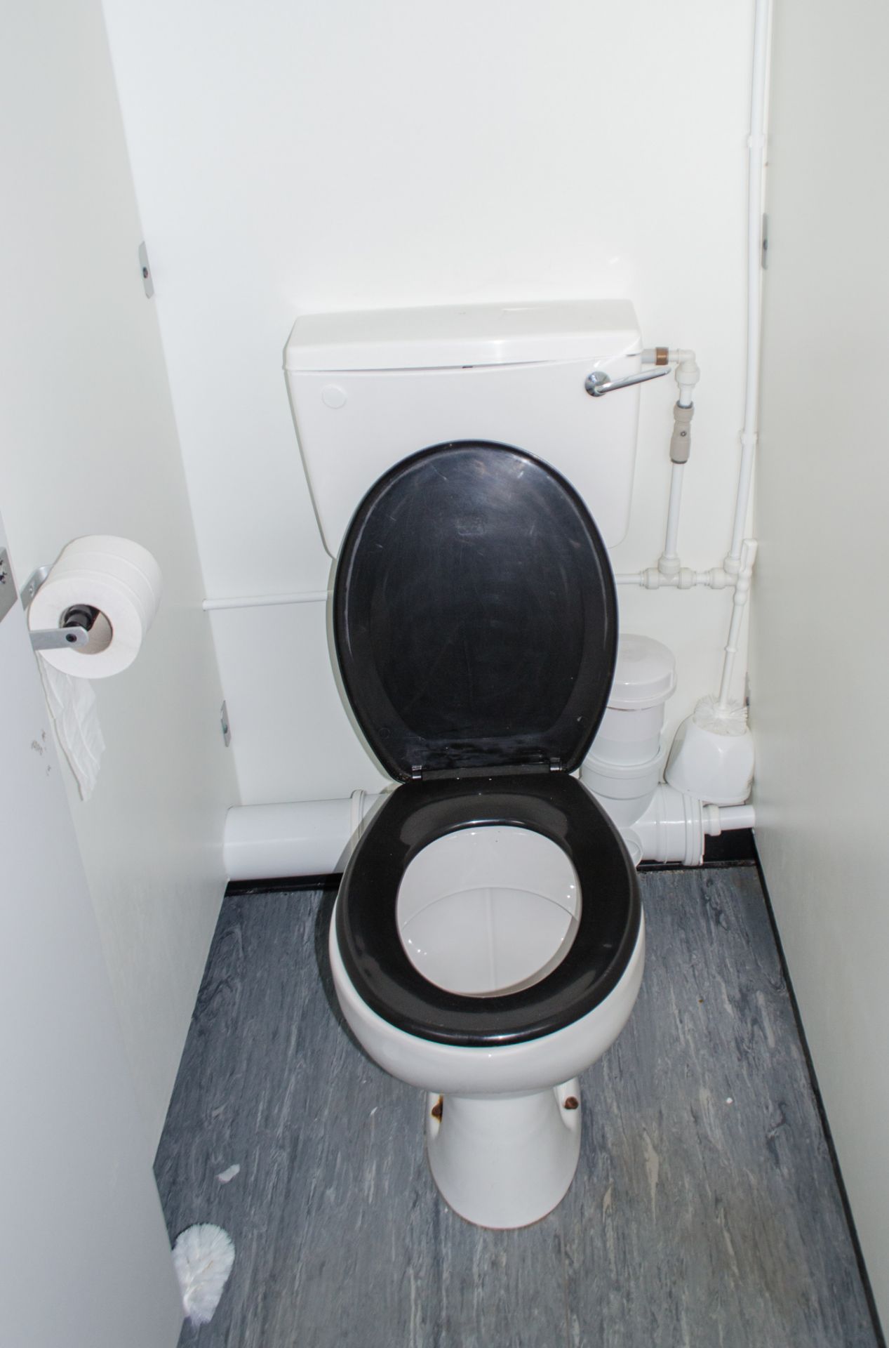 21 ft x 9 ft steel 4 + 1 toilet site unit Comprising of: Gents toilet (4 - cubicles, 4 - urinals & 4 - Image 8 of 10