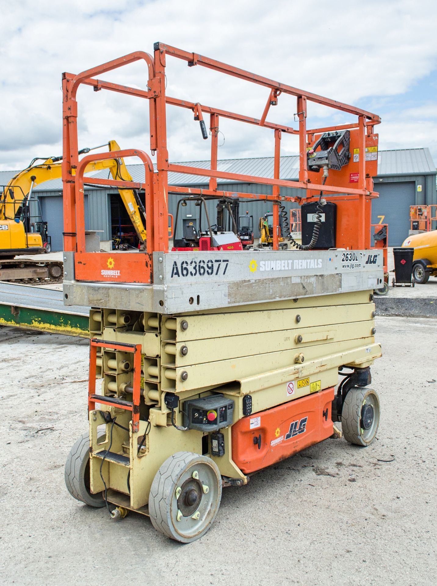 JLG 2630 ES battery electric scissor lift Year: 2014 S/N: 237301 Recorded Hours: 251 A636977 - Image 4 of 10