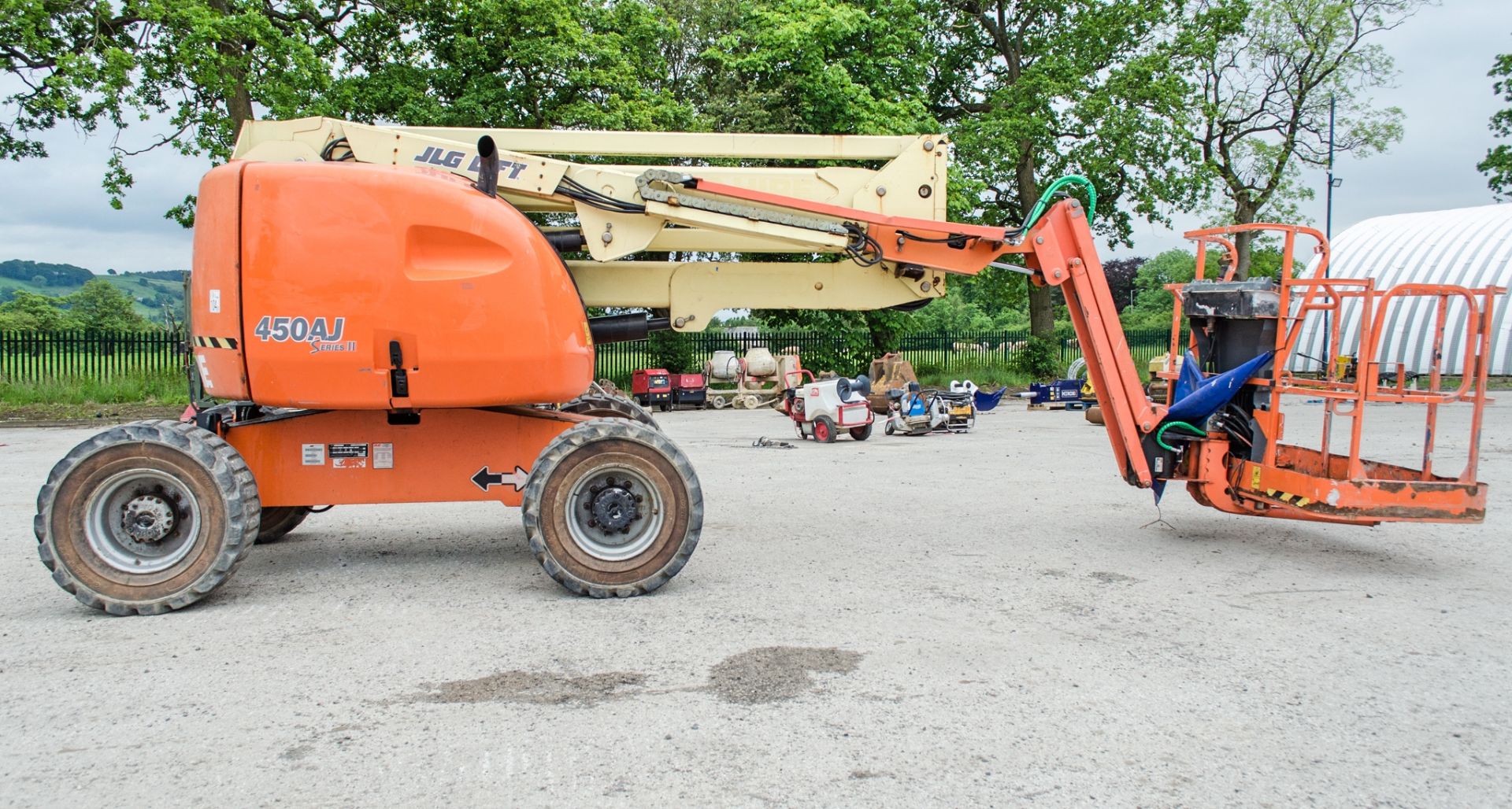 JLG 450 AJ diesel articulated boom access platform Year: 2007 S/N: 1300002963 Recorded Hours: 3467 - Image 8 of 16