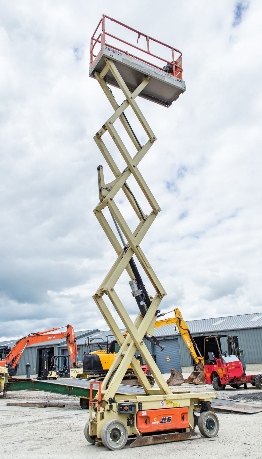 JLG 2630 ES battery electric scissor lift Year: 2014 S/N: 237301 Recorded Hours: 251 A636977 - Image 5 of 10