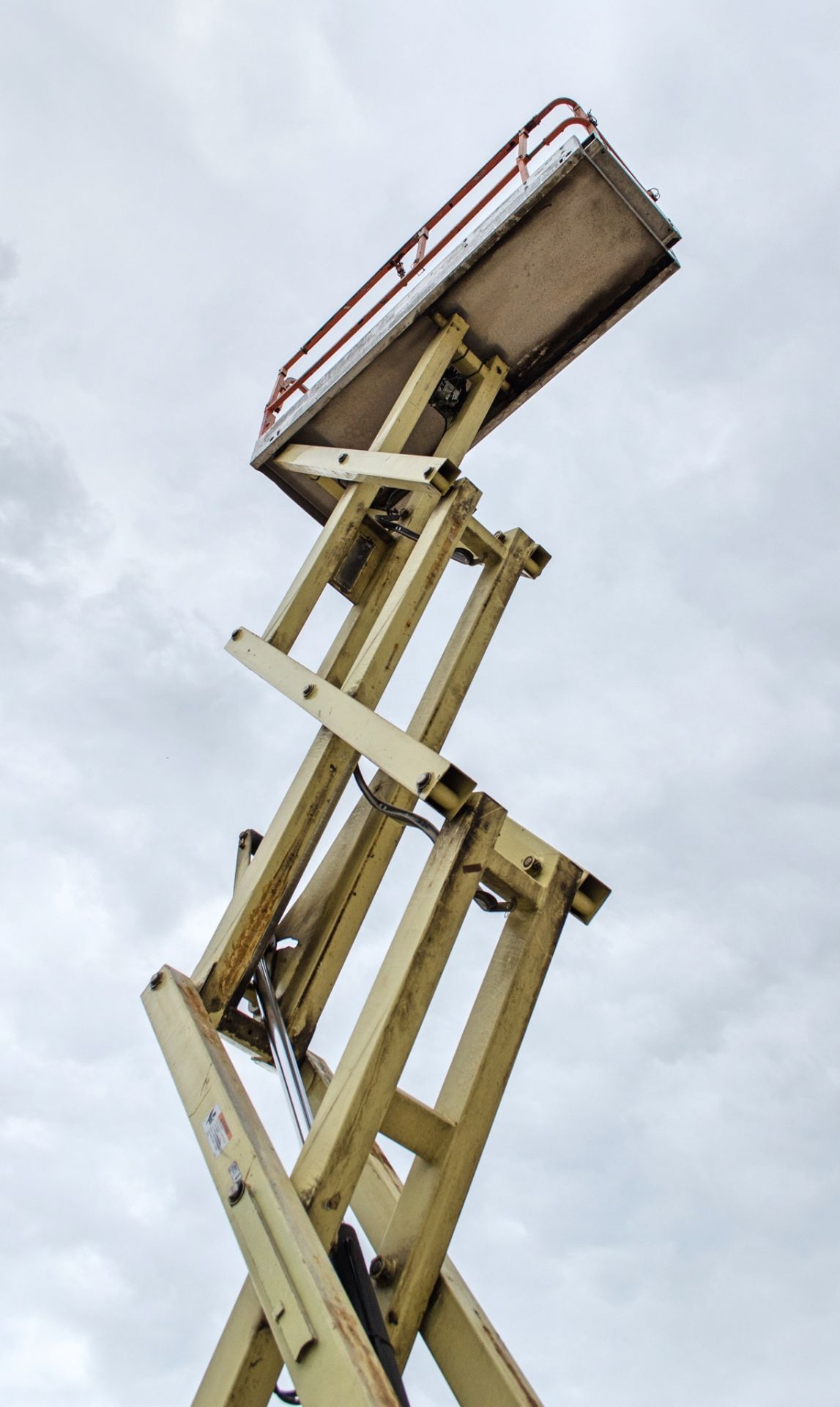 JLG 2630 ES battery electric scissor lift Year: 2006 S/N: 10681 Recorded Hours: 456 HYP066 - Image 6 of 10