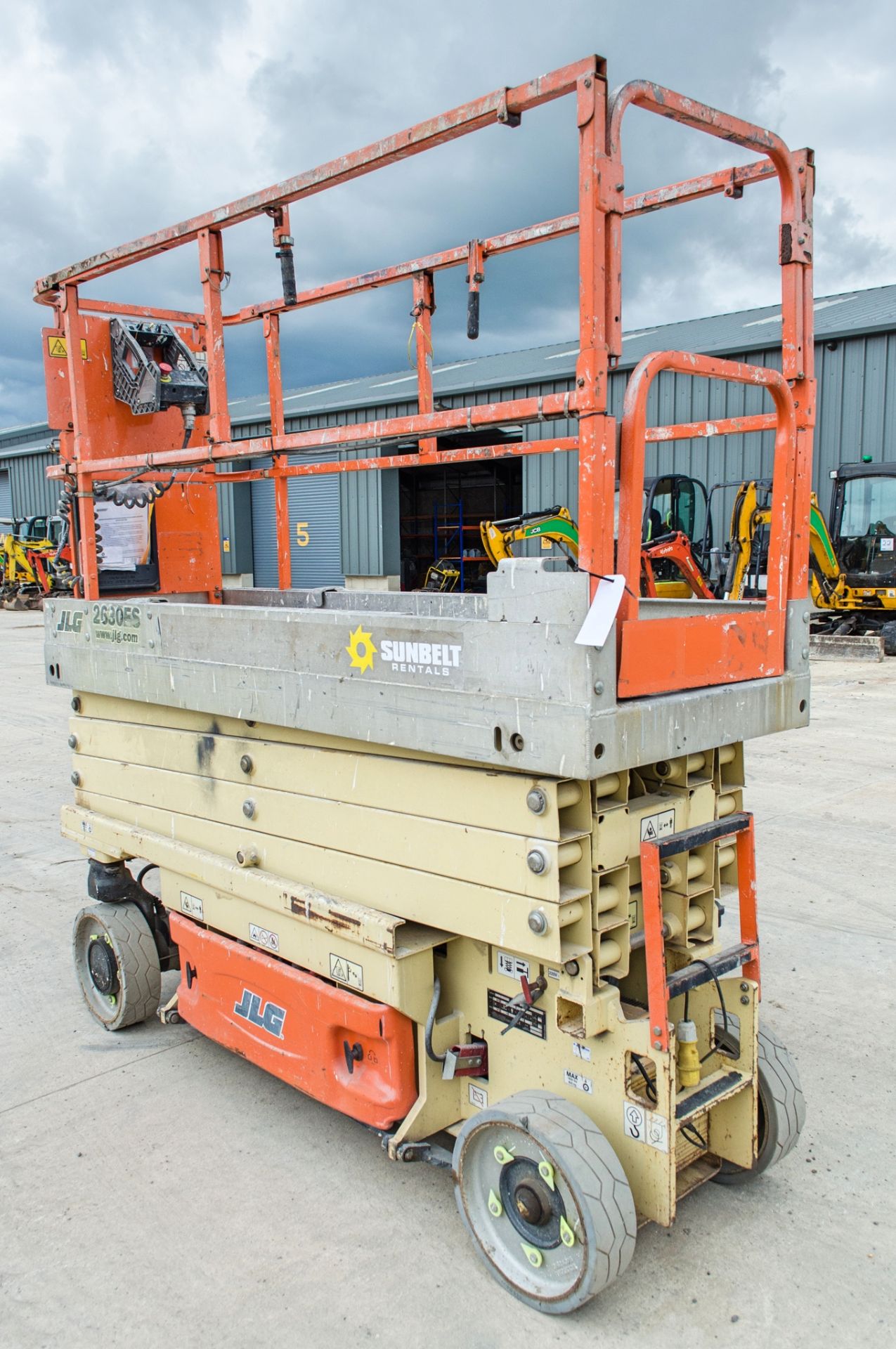 JLG 2630 ES battery electric scissor lift Year: 2014 S/N: 16932 Recorded Hours: 343 A636989 - Image 3 of 10
