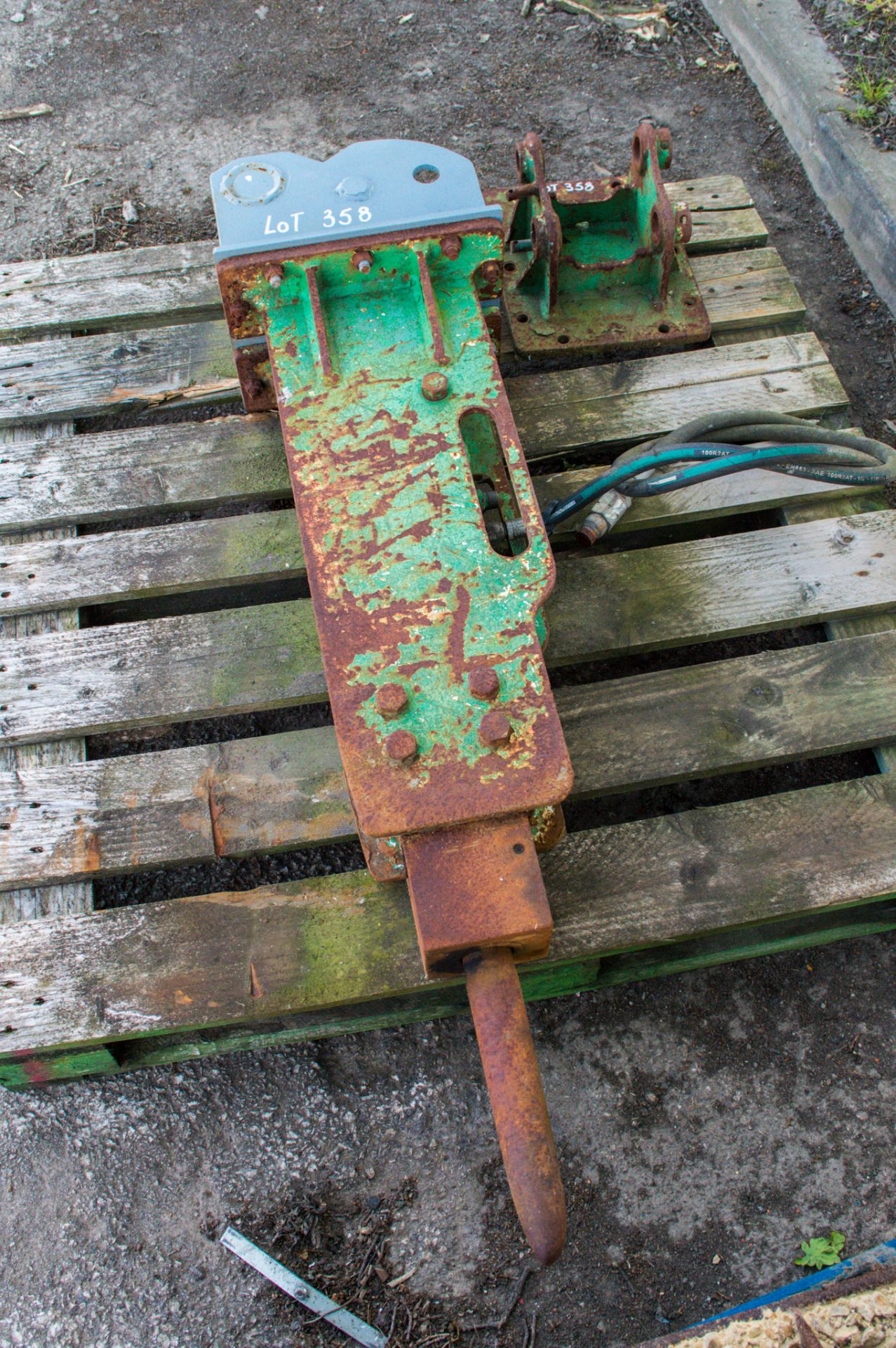 Hydraulic breaker to suit 3 tonne excavator c/w Homemade adapter plate & the original plate - Image 2 of 4