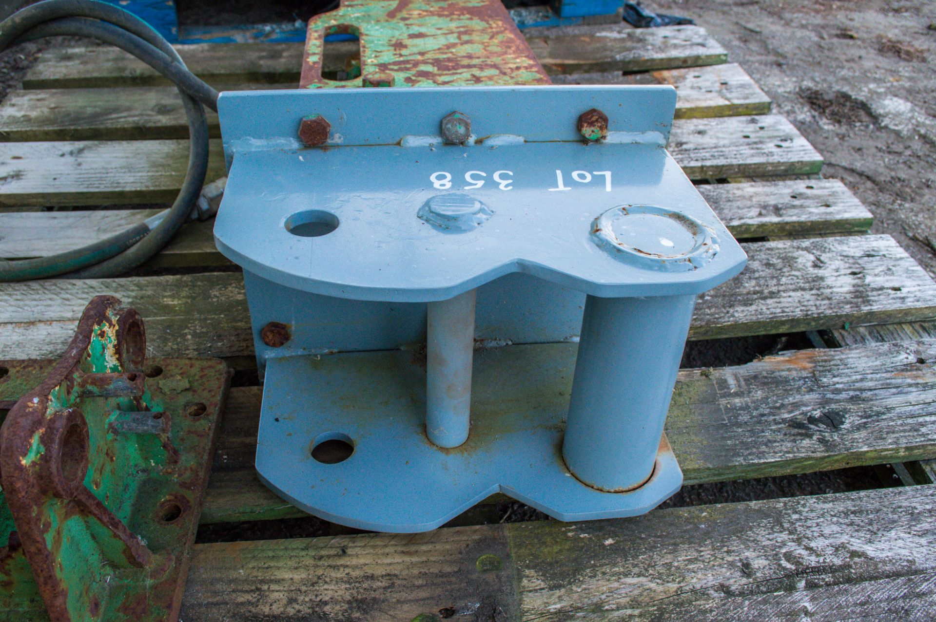 Hydraulic breaker to suit 3 tonne excavator c/w Homemade adapter plate & the original plate - Image 3 of 4