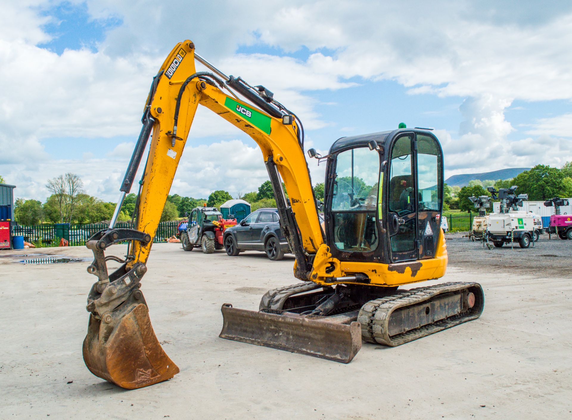 JCB 8055 RTS 5.5 tonne rubber tracked midi excavator Year: 2013 S/N: 2060573 Recorded Hours: 3857