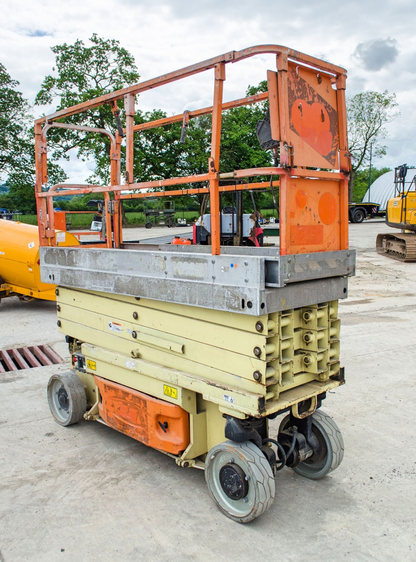 JLG 2630 ES battery electric scissor lift Year: 2006 S/N: 10681 Recorded Hours: 456 HYP066 - Image 2 of 10