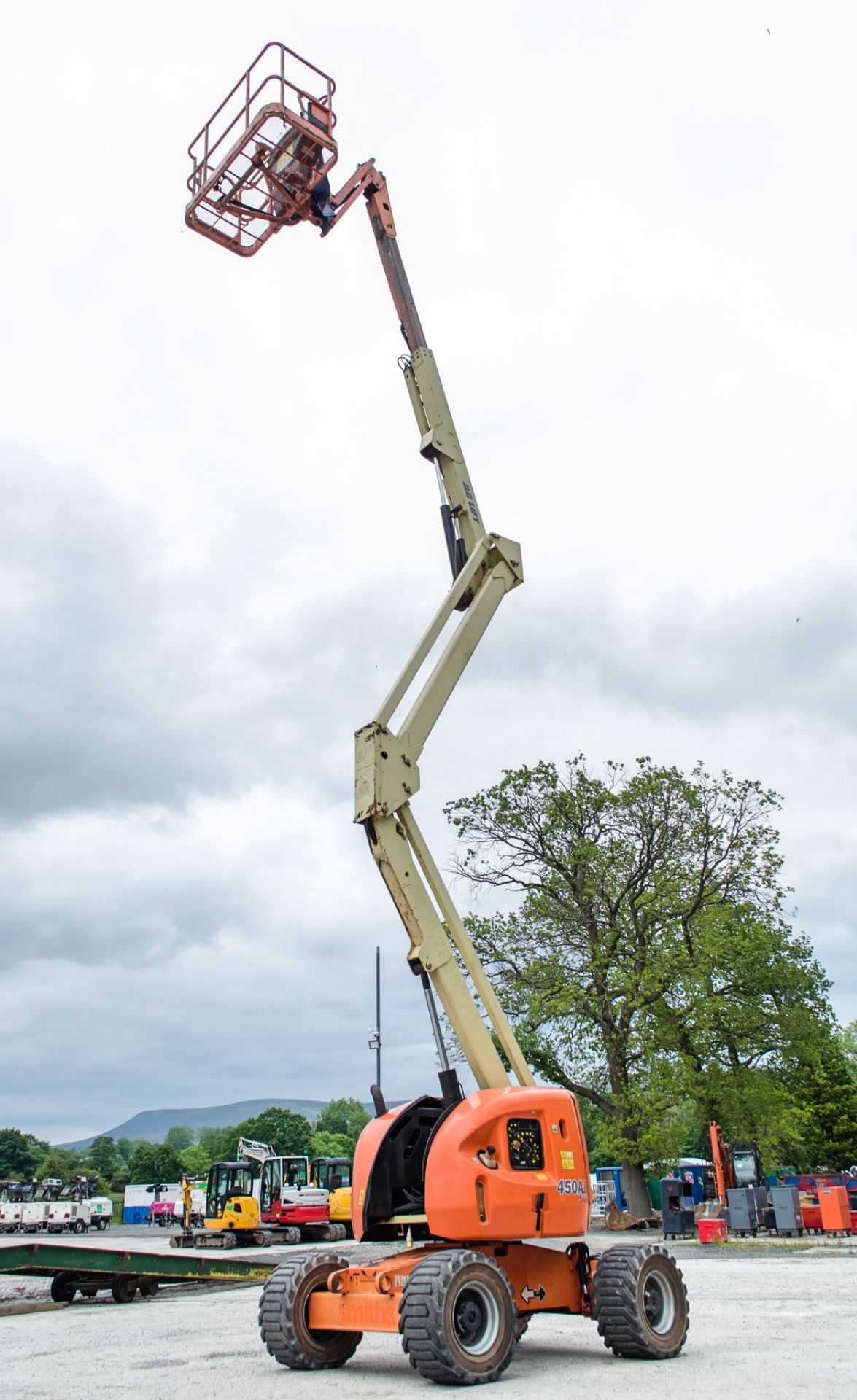JLG 450 AJ diesel articulated boom access platform Year: 2007 S/N: 1300002963 Recorded Hours: 3467 - Image 11 of 16