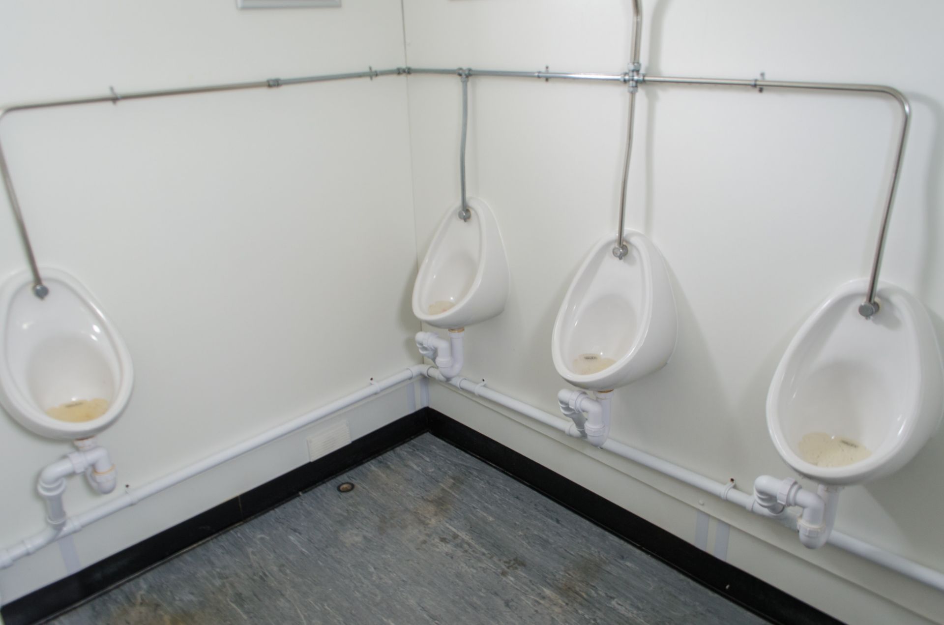 21 ft x 9 ft steel 4 + 1 toilet site unit Comprising of: Gents toilet (4 - cubicles, 4 - urinals & 4 - Image 9 of 10