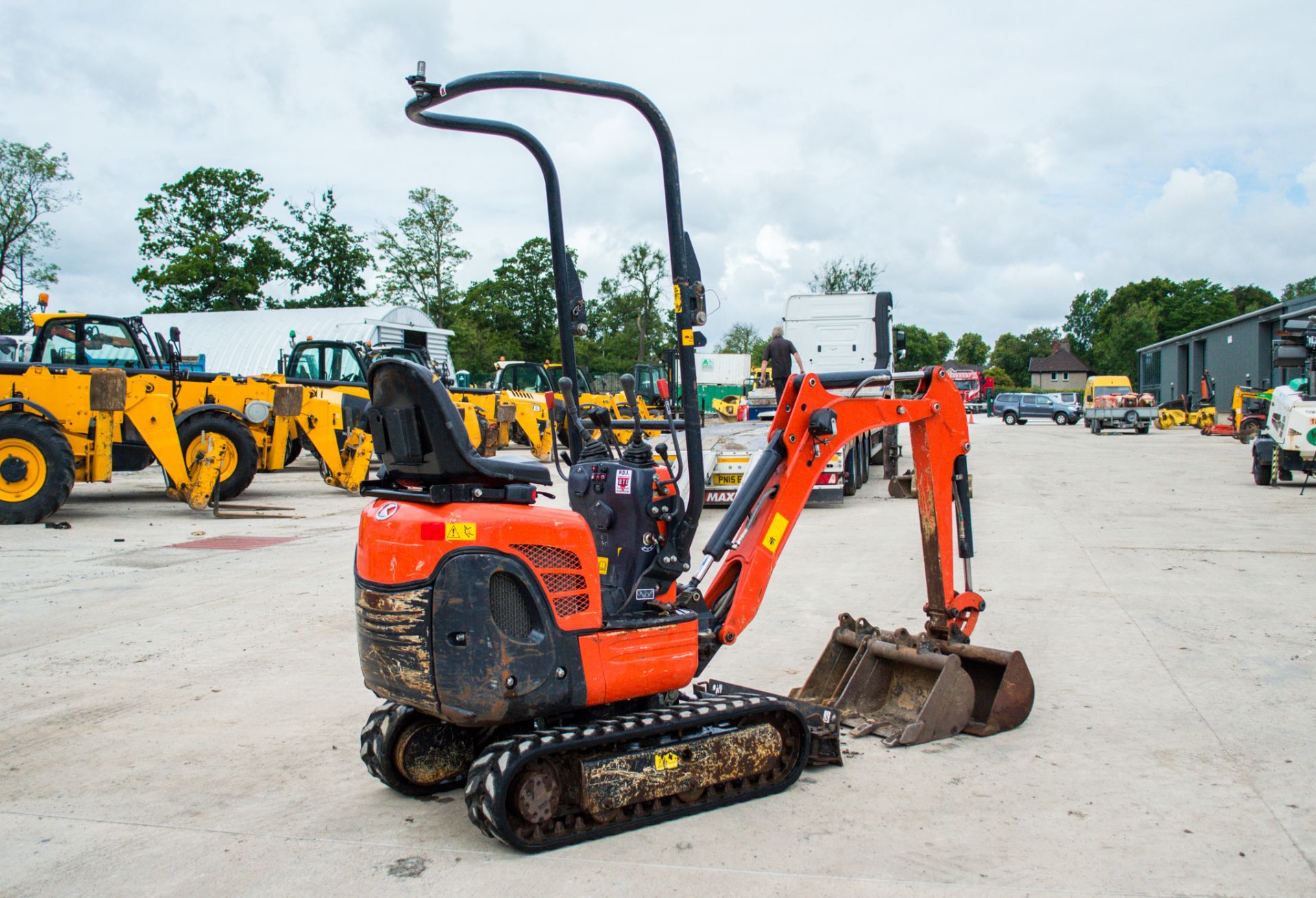 Kubota K008-3 0.8 tonne rubber tracked micro excavator Year: 2018 S/N: 31073 Recorded Hours: 821 - Image 3 of 21