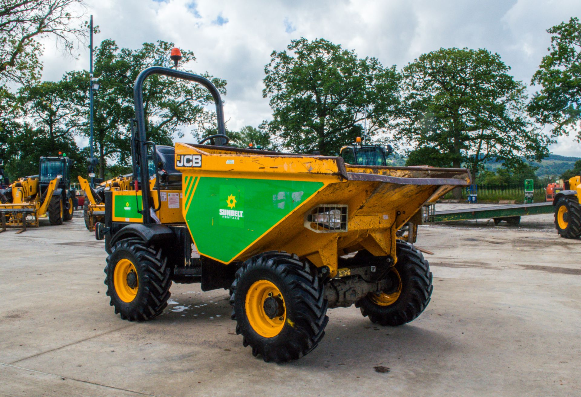 JCB 3 tonne straight skip dumper Year:2016 S/N:SLBDDDKJEGGRE0145  Recorded Hours: 836 A727015 - Image 2 of 20