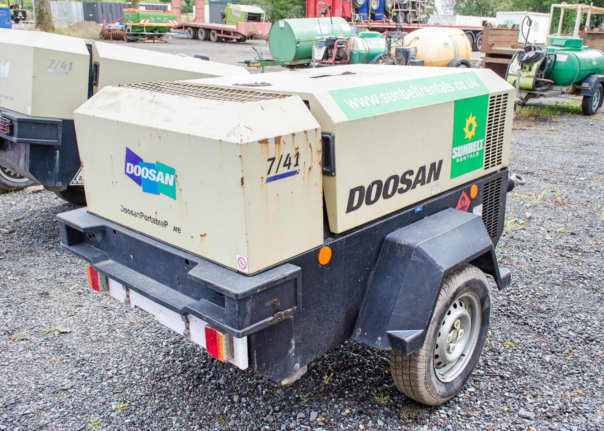 Doosan 7/41 diesel driven fast tow diesel driven air compressor Year: 2016 S/N: 434117 Recorded - Image 2 of 6