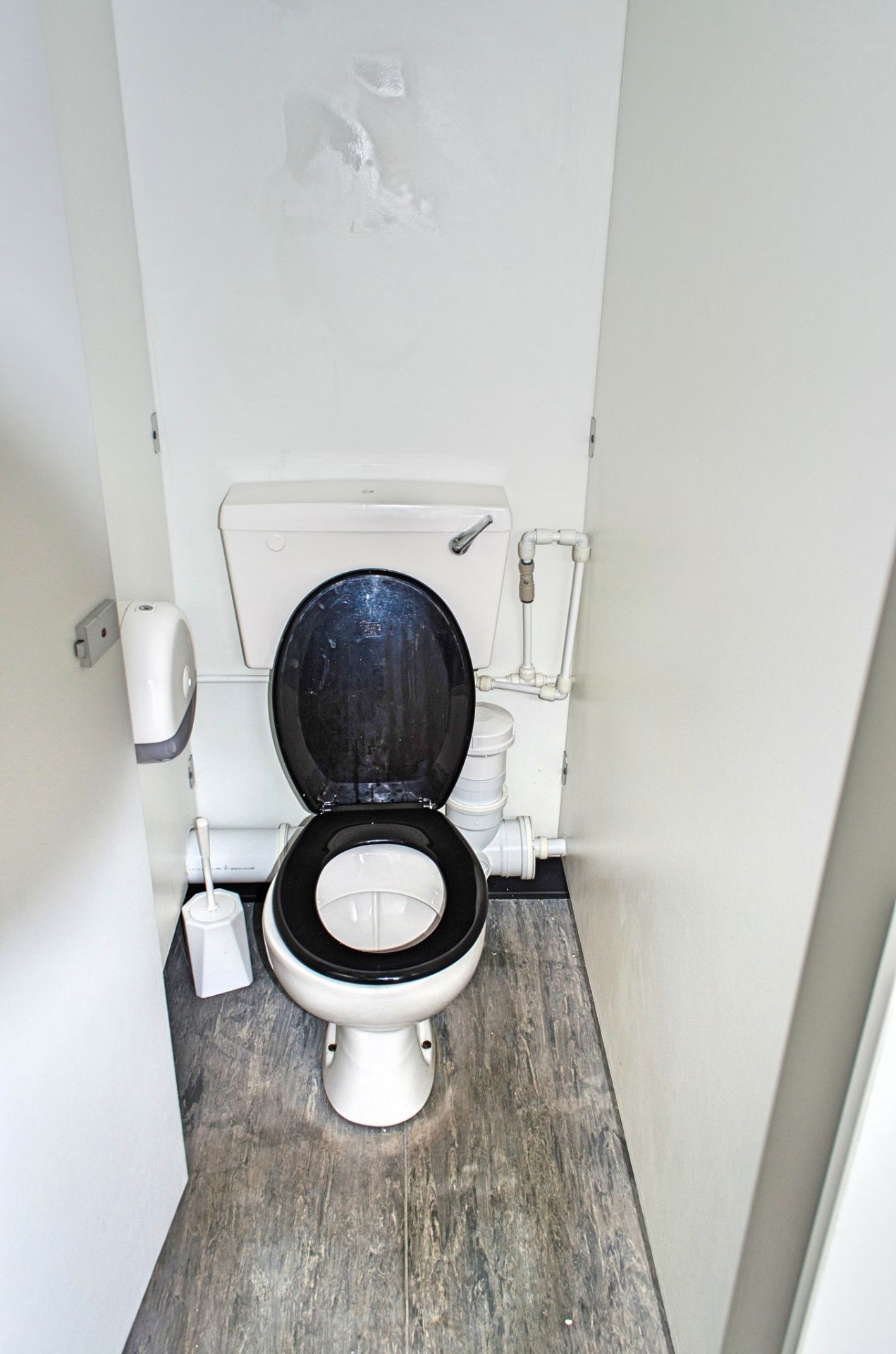 21 ft x 9 ft steel anti vandal jack leg 4 + 1 toilet site unit Comprising of: Gents toilet (4 - - Image 8 of 11