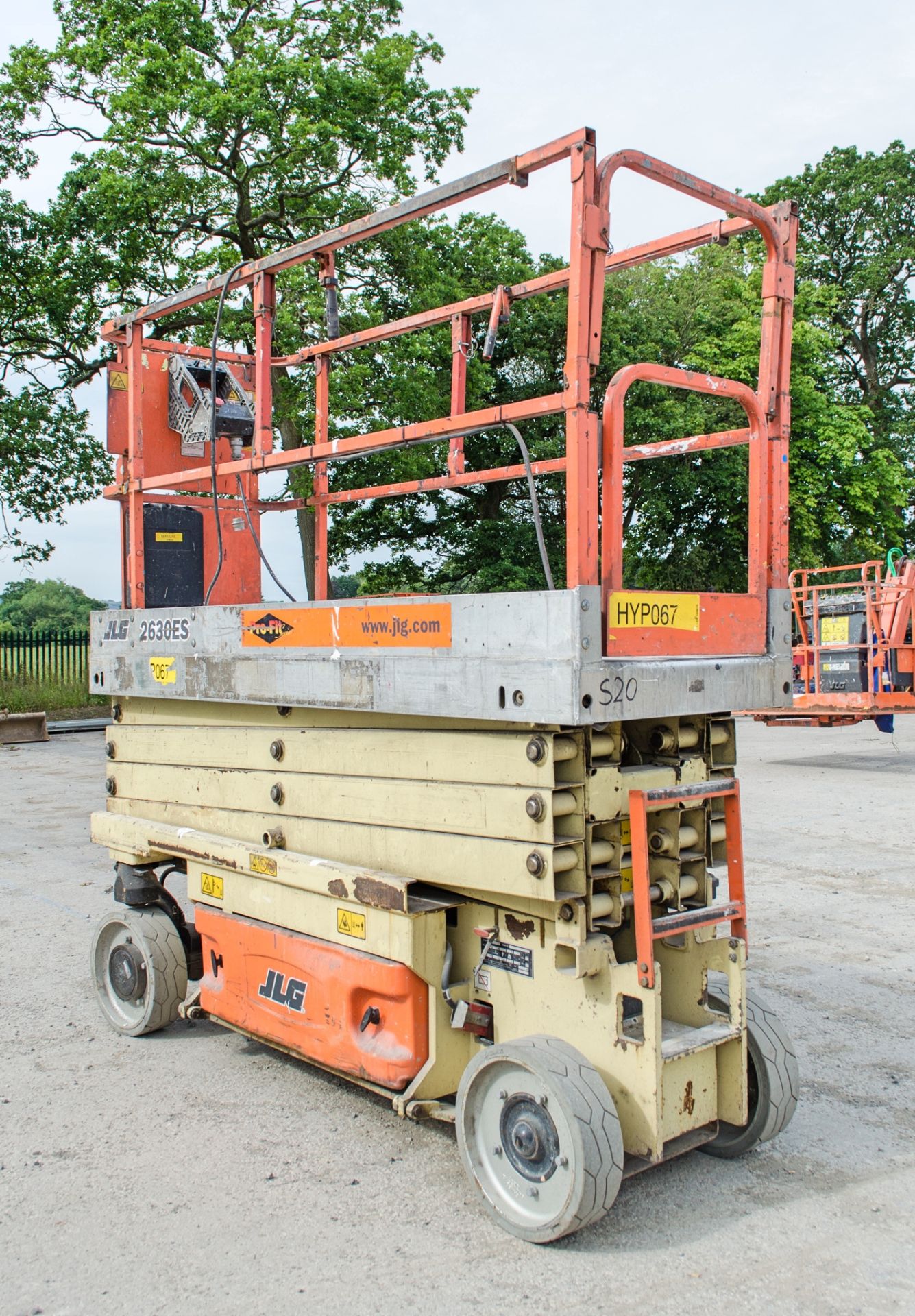 JLG 2630 ES battery electric scissor lift Year: 2006 S/N: 1200011002 Recorded hours: 355 HYP067 - Image 2 of 12