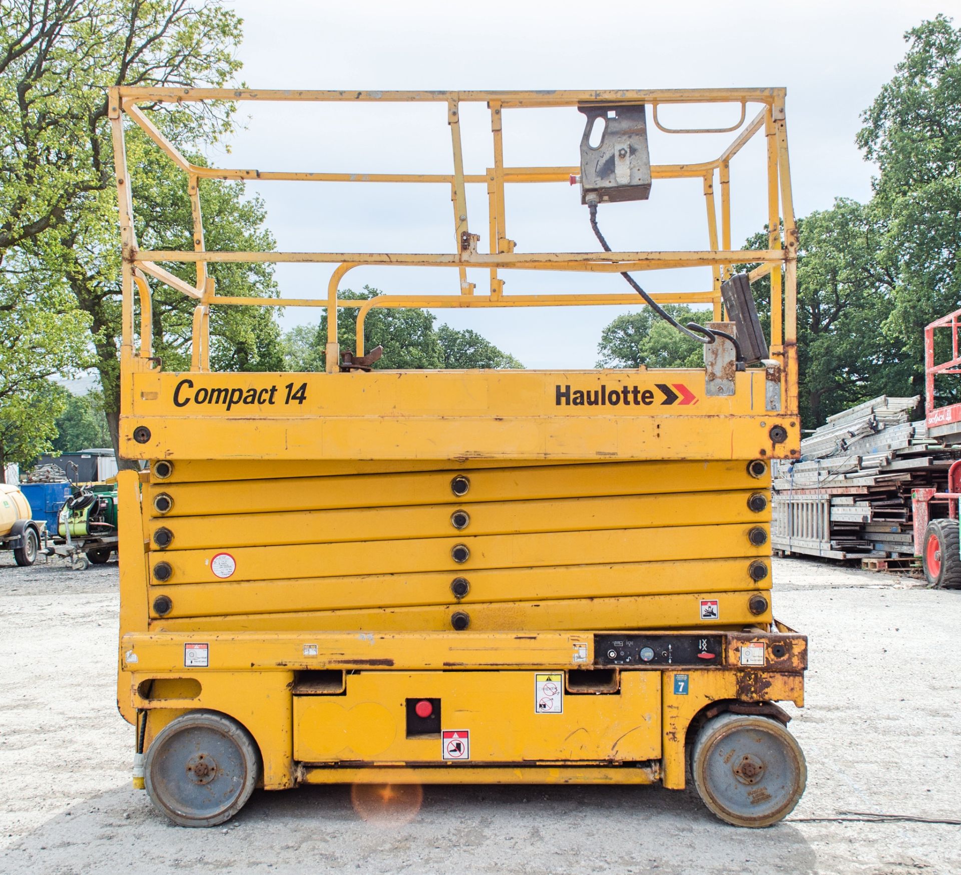Haulotte Compact 14 battery electric scissor lift Year: 2010 S/N: CE143402 Recorded hours: 481 - Image 5 of 10