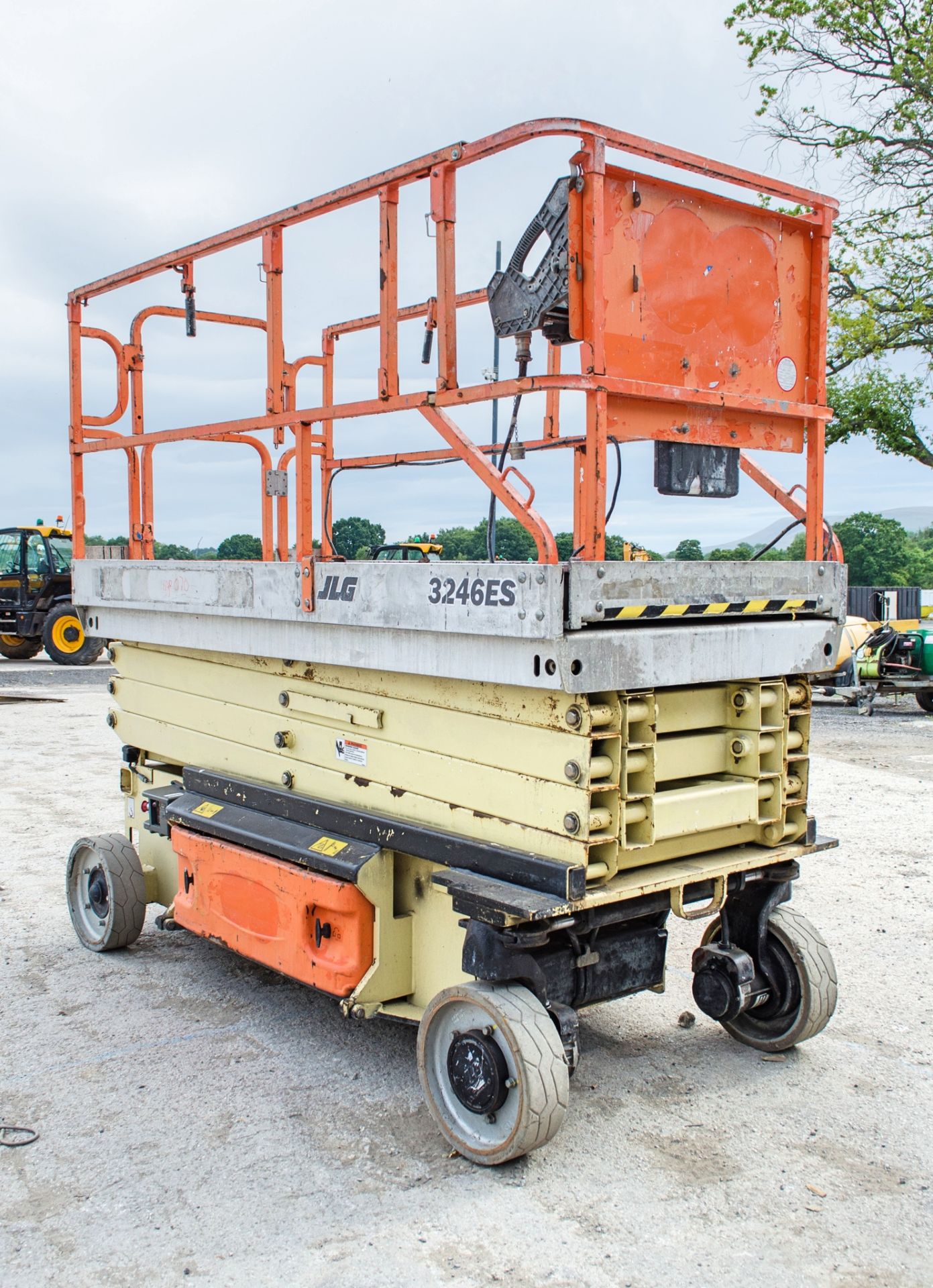 JLG 3246 ES battery electric scissor lift Year: 2006 S/N: 1200007929 Recorded hours: 467 HYP070 - Image 4 of 9