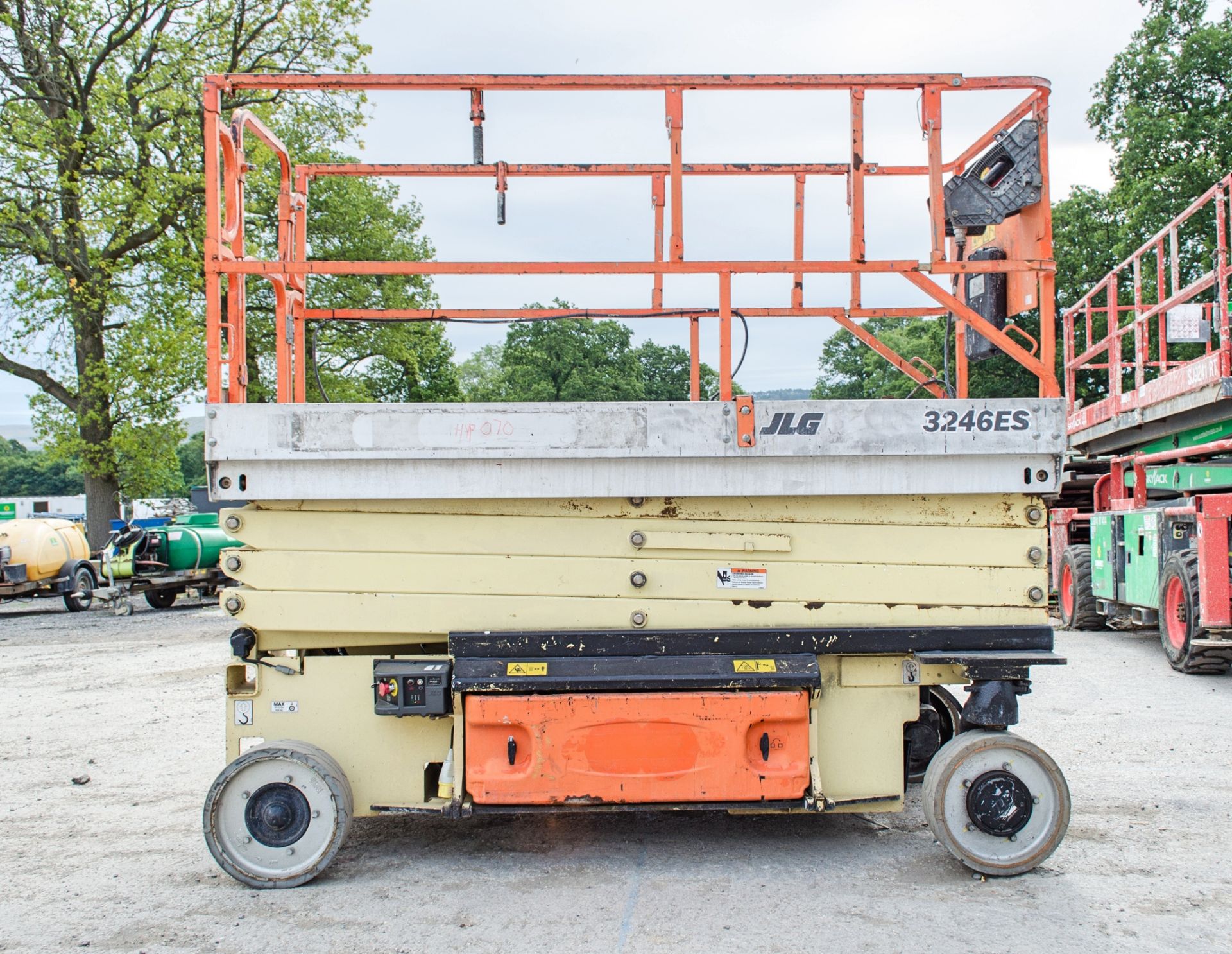 JLG 3246 ES battery electric scissor lift Year: 2006 S/N: 1200007929 Recorded hours: 467 HYP070 - Bild 5 aus 9