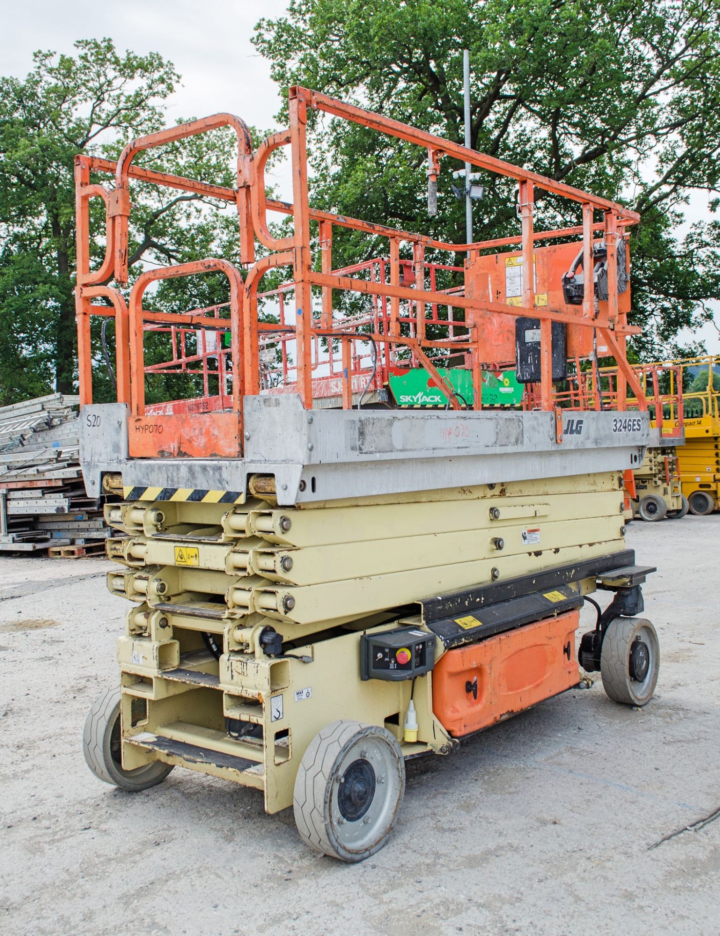 JLG 3246 ES battery electric scissor lift Year: 2006 S/N: 1200007929 Recorded hours: 467 HYP070