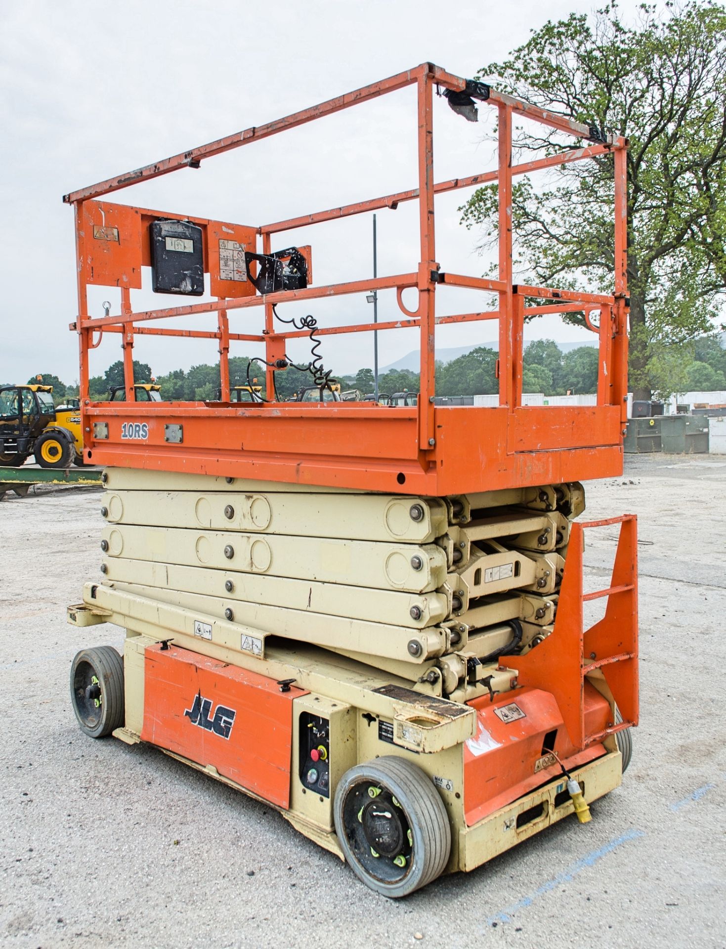 JLG 10RS battery electric scissor lift access platform Year: 2014 S/N: 16498 Recorded Hours: 369 - Image 2 of 9