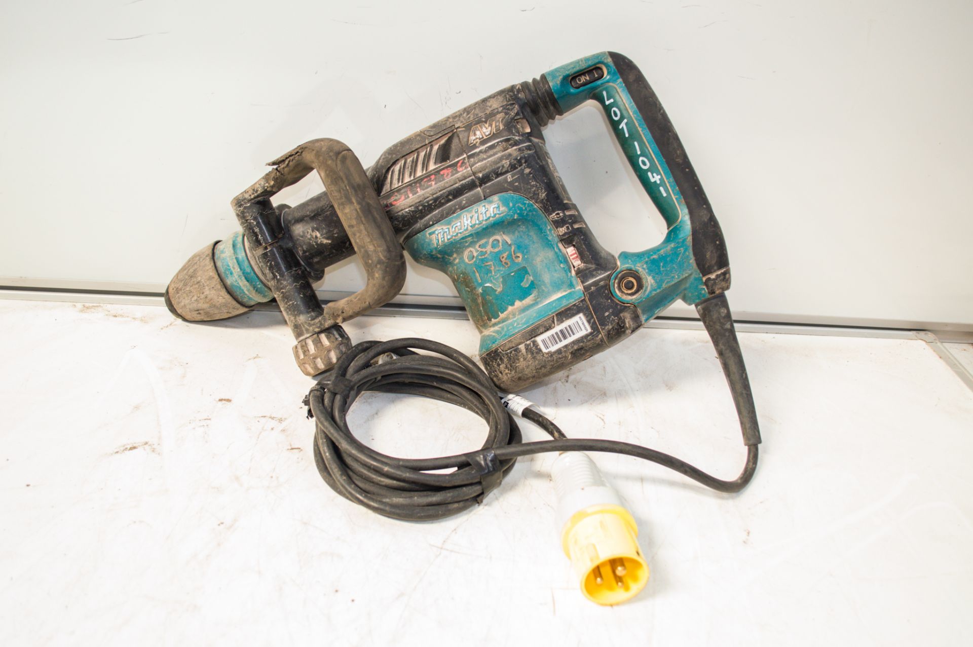 Makita HM0871C 110v SDS rotary hammer drill 05011786