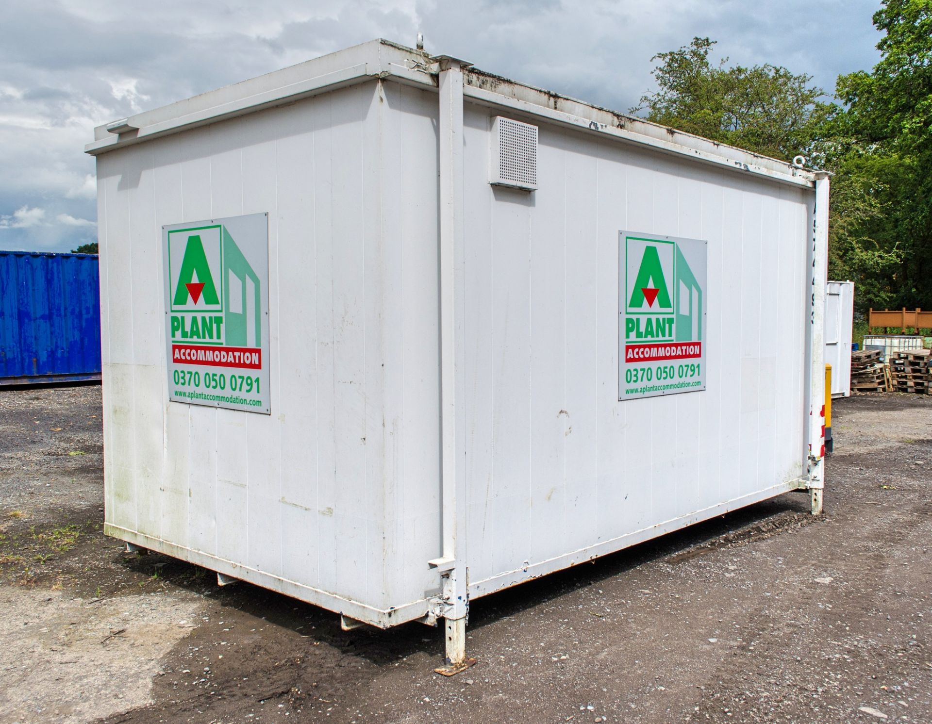 16 ft x 9 ft steel 3 + 1 toilet site unit Comprising of: Gents toilet (3 - cubicles, 3 - urinals & 2 - Image 4 of 11