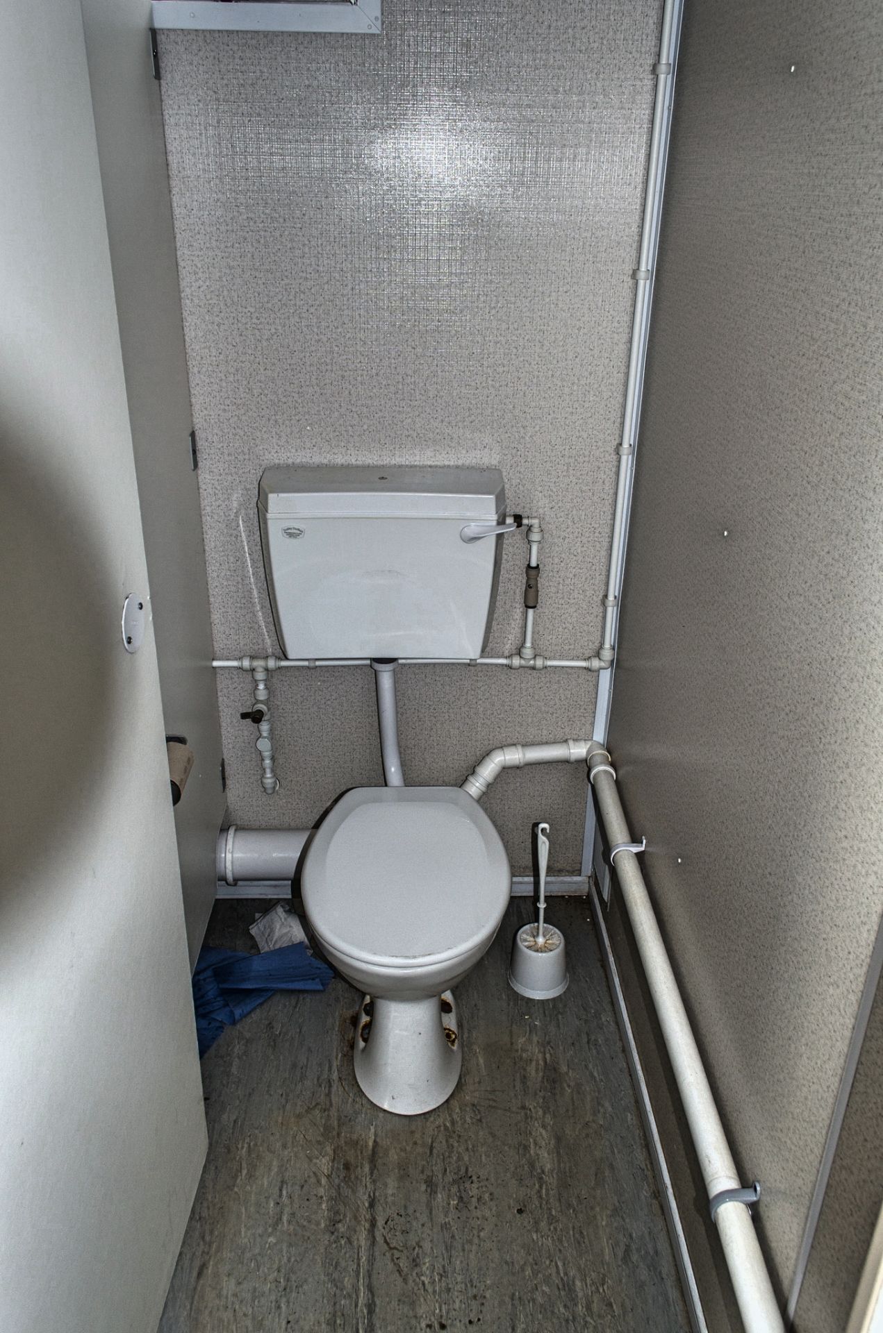 13 ft x 9 ft steel 2 + 1 toilet site unit Comprising of: Gents toilet (2 - cubicles, 2 - sinks & 2 - - Image 6 of 9