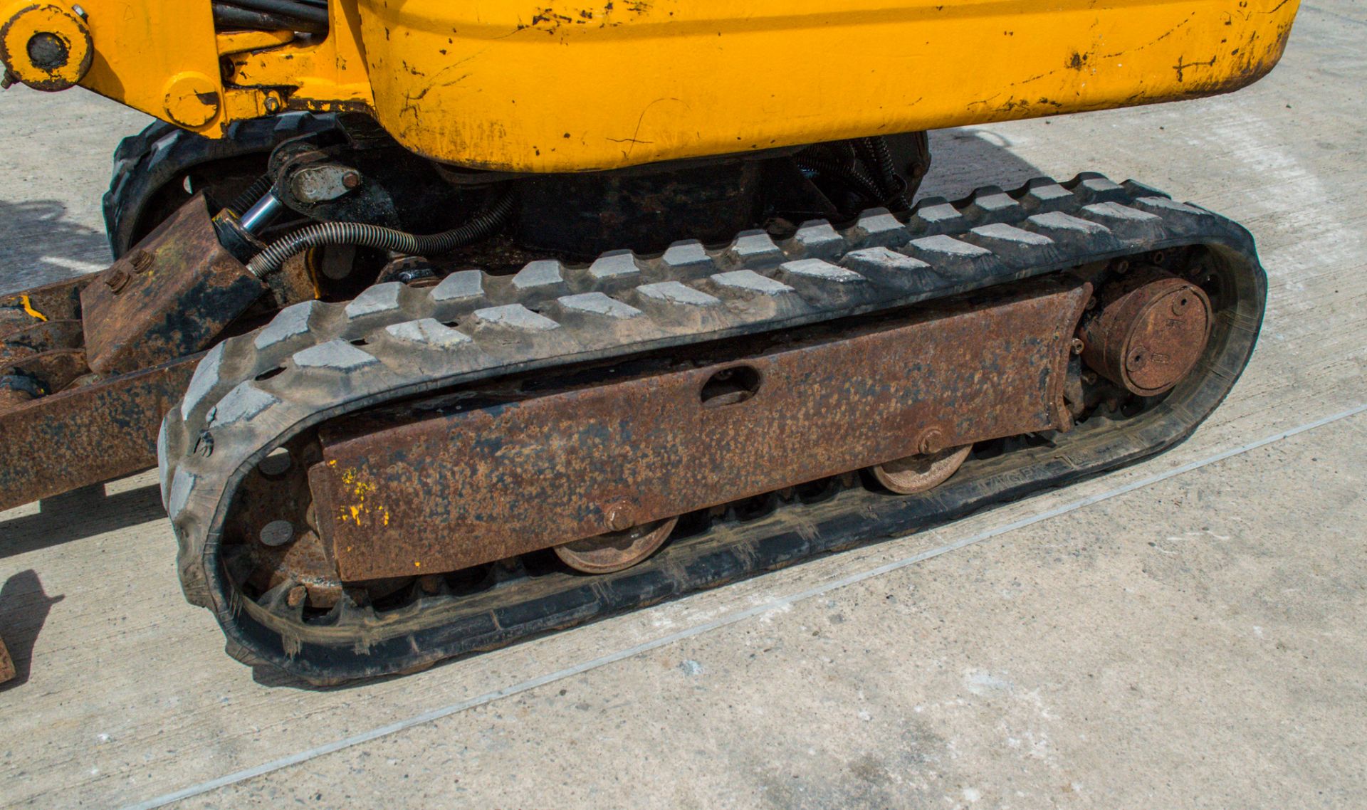 JCB 8008 CTS 0.8 tonne rubber tracked micro excavator Year: 2015 S/N: 410196 Recorded Hours: 373 - Image 9 of 20