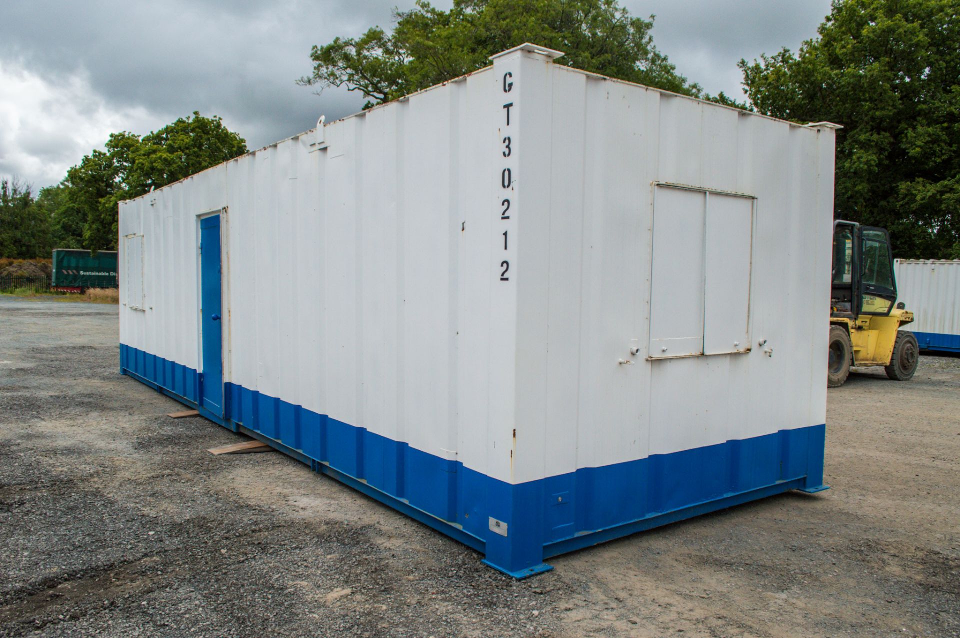 32ft x 10ft steel anti office site unit ** No keys but the doors are unlocked ** GT30212 - Image 4 of 6