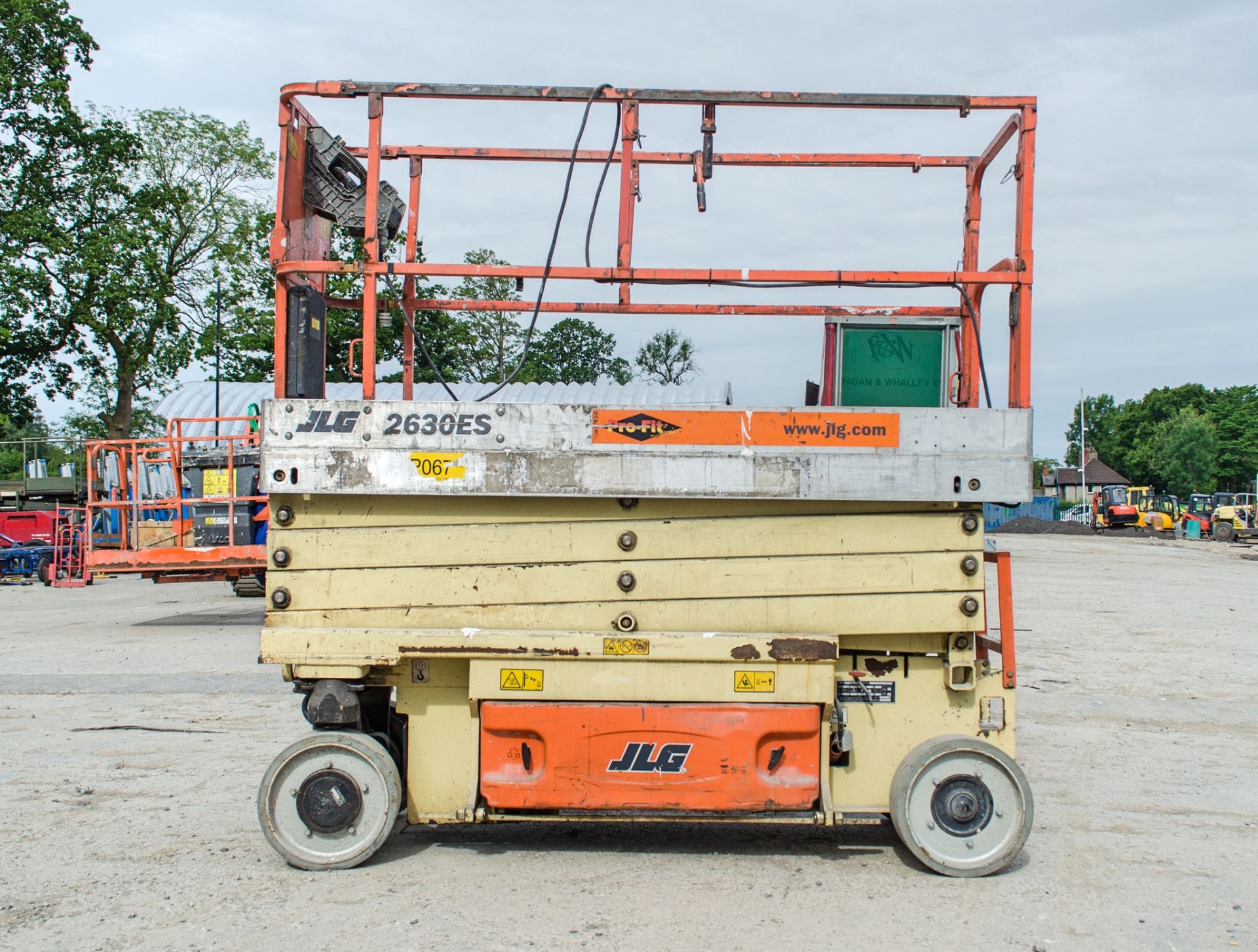 JLG 2630 ES battery electric scissor lift Year: 2006 S/N: 1200011002 Recorded hours: 355 HYP067 - Image 6 of 12