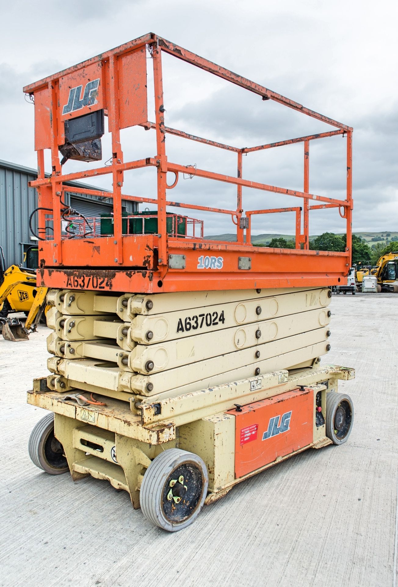 JLG 10RS battery electric scissor lift access platform Year: 2014 S/N: B200014418 Recorded Hours: - Image 3 of 10