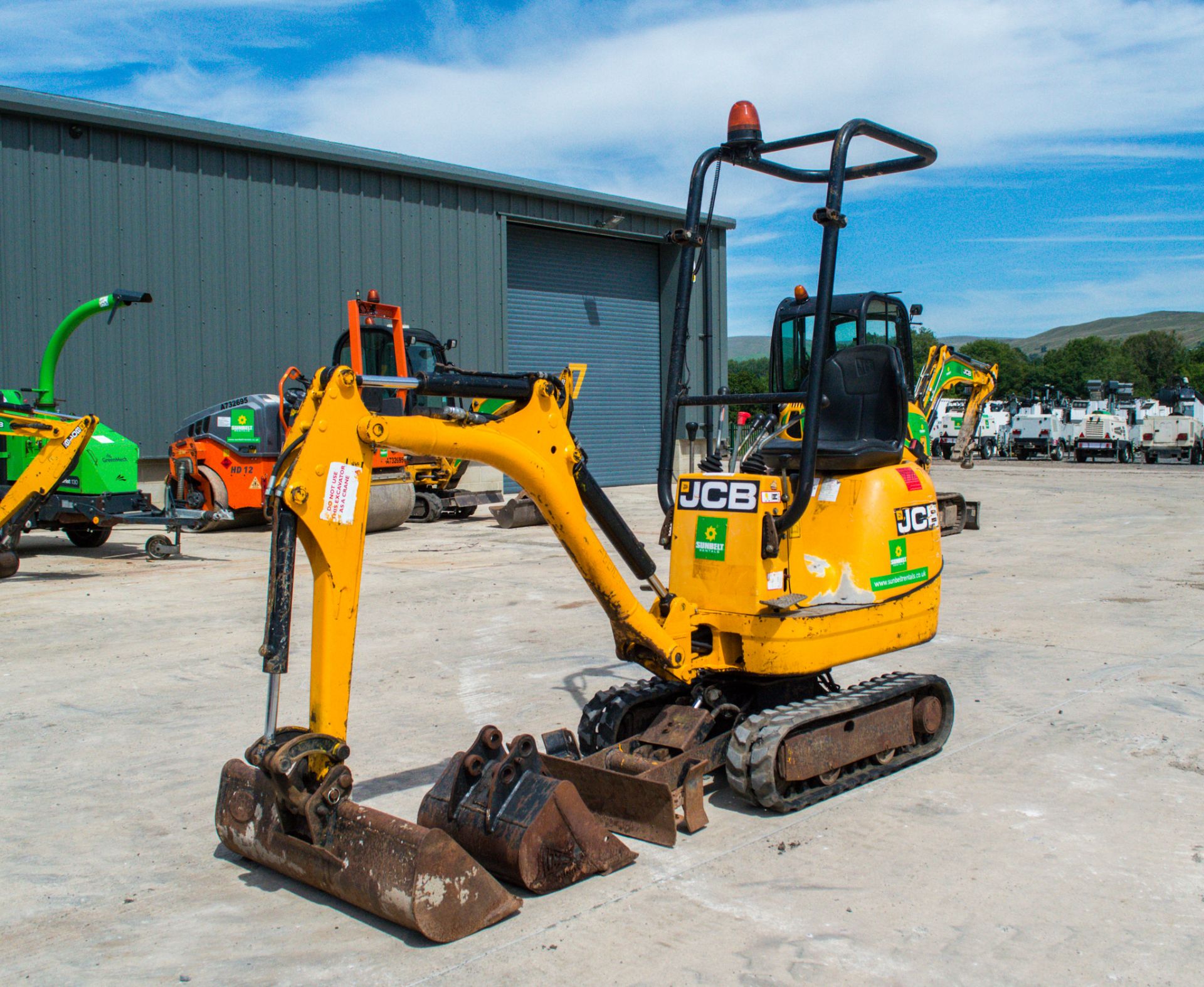 JCB 8008 CTS 0.8 tonne rubber tracked micro excavator Year: 2015 S/N: 410196 Recorded Hours: 373