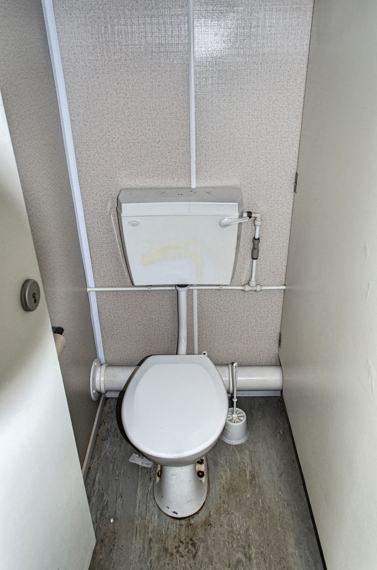 13 ft x 9 ft steel 2 + 1 toilet site unit Comprising of: Gents toilet (2 - cubicles, 2 - sinks & 2 - - Image 7 of 9