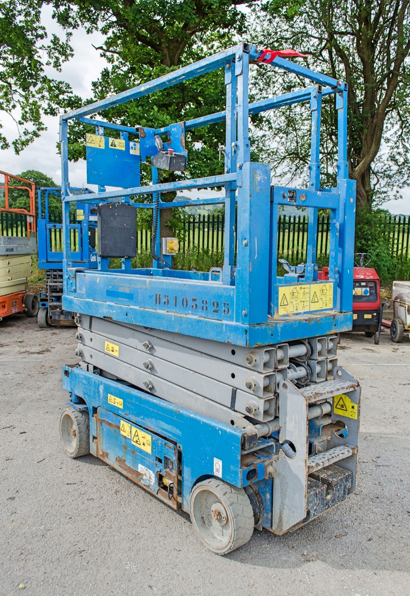 Genie GS1932 battery electric scissor lift access platform Year: 2014 S/N: 15918 Recorded Hours: 224 - Image 4 of 10