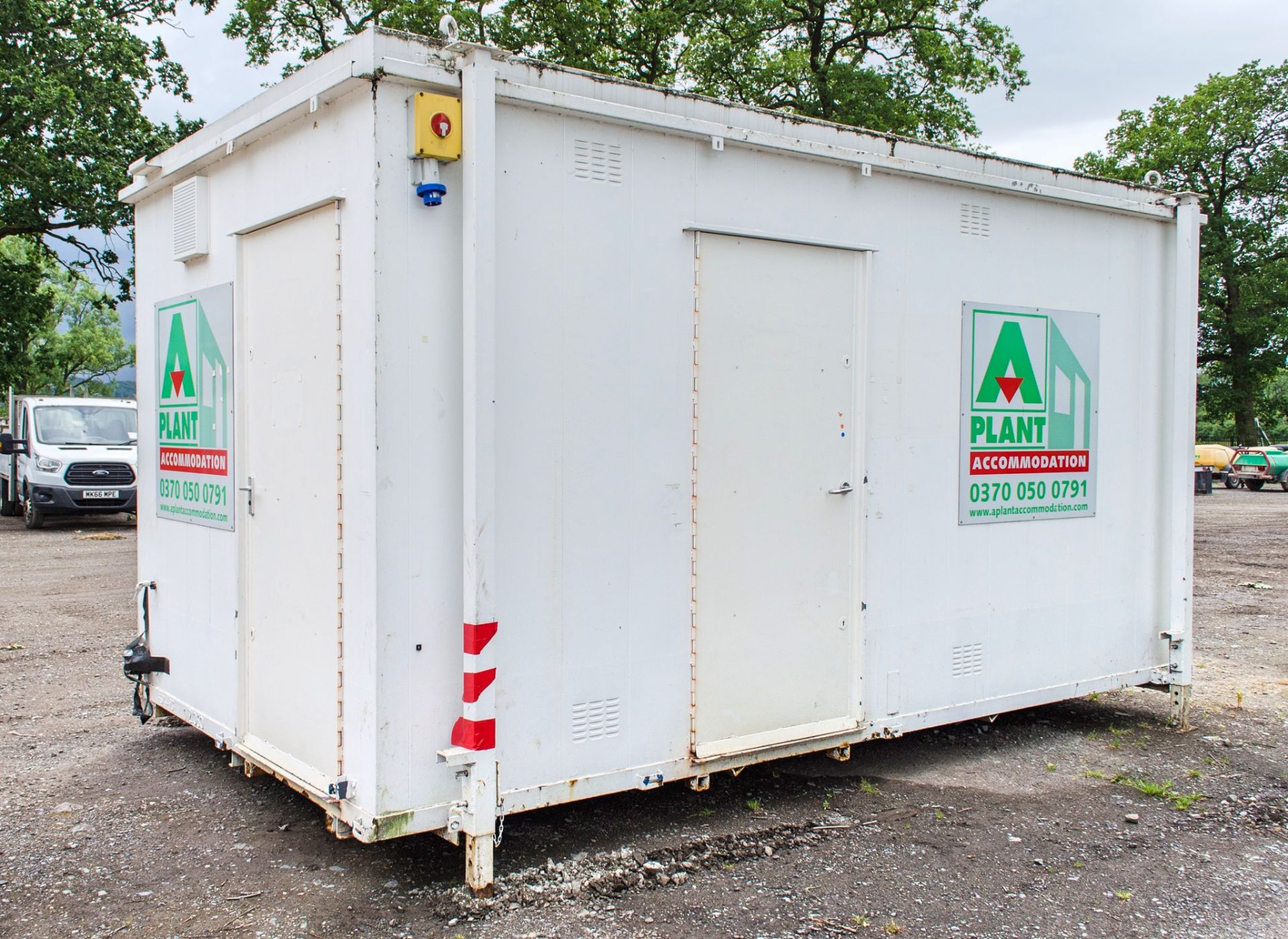 16 ft x 9 ft steel 3 + 1 toilet site unit Comprising of: Gents toilet (3 - cubicles, 3 - urinals & 2 - Image 2 of 11