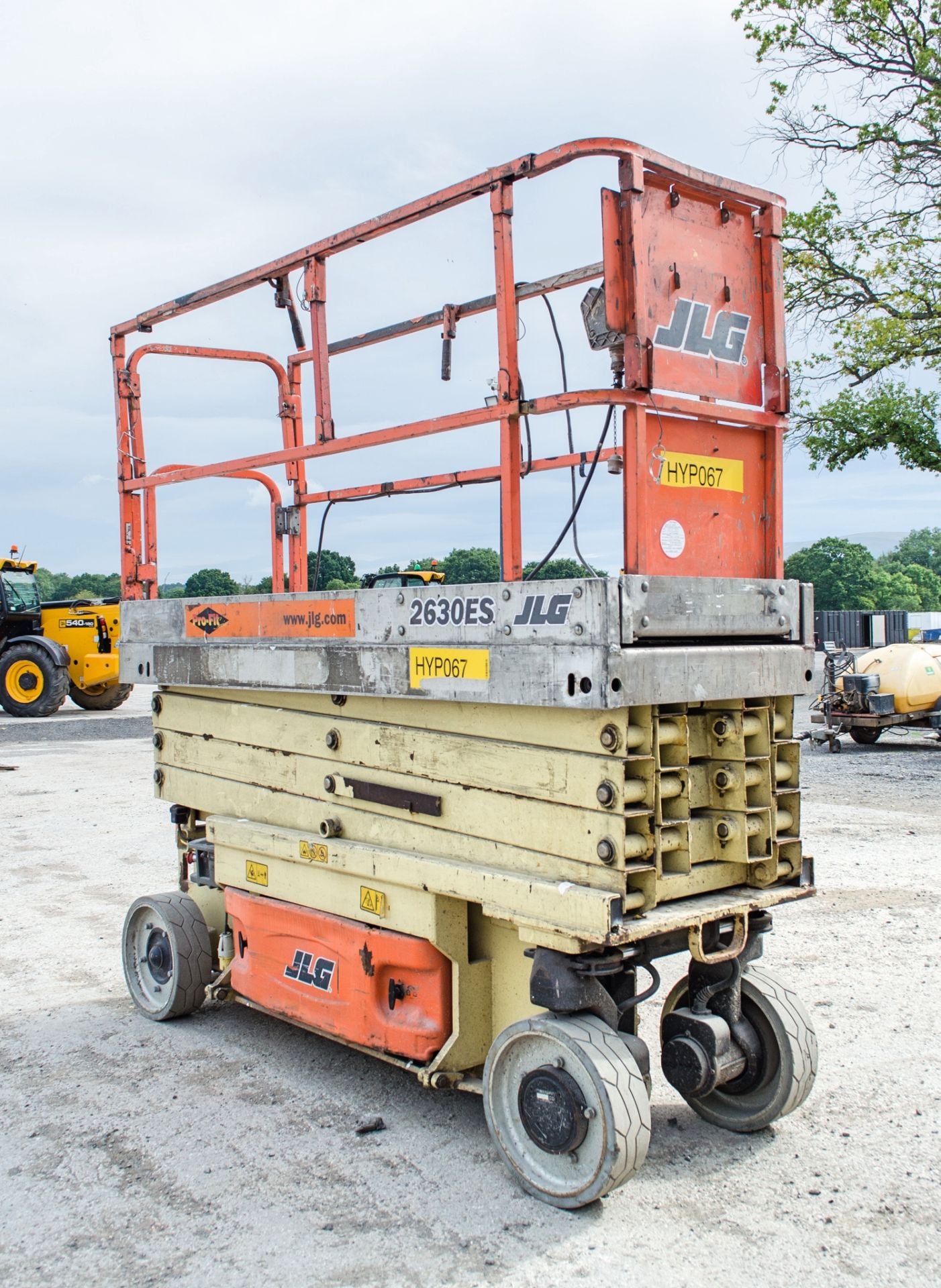 JLG 2630 ES battery electric scissor lift Year: 2006 S/N: 1200011002 Recorded hours: 355 HYP067 - Image 4 of 12