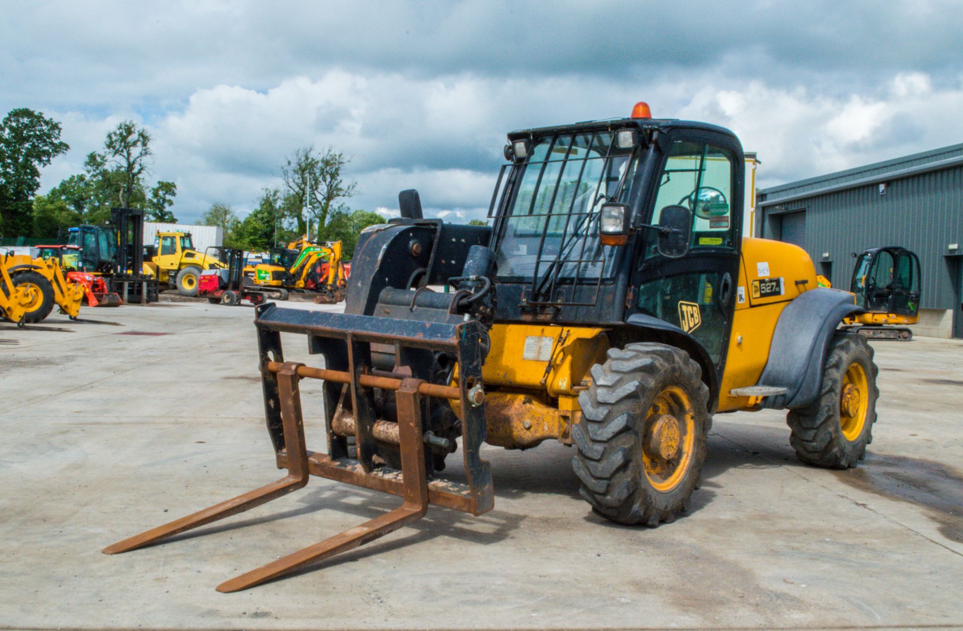 JCB 527-55 5.5 metre telescopic handler Year: 2006 S/N: 1069226 Recorded Hours: 3053